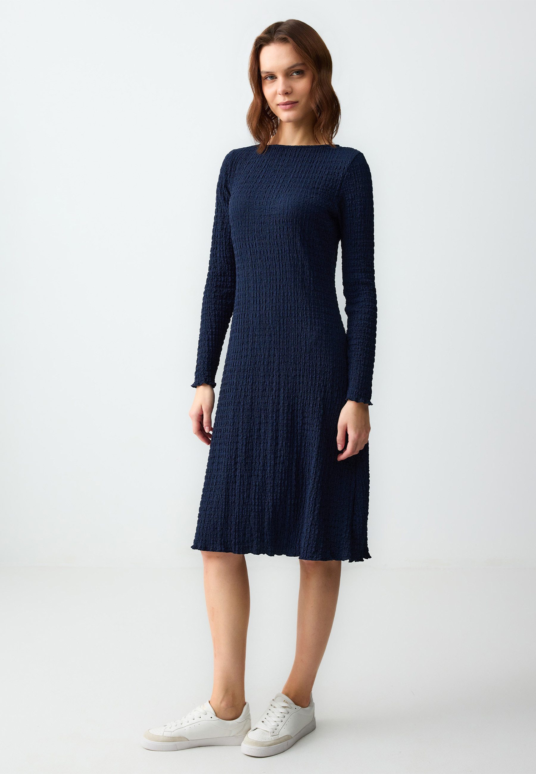 Midikleid Gemustertes Strick-Midikleid Mit Rundhalsausschnitt Und Langen Ärmeln