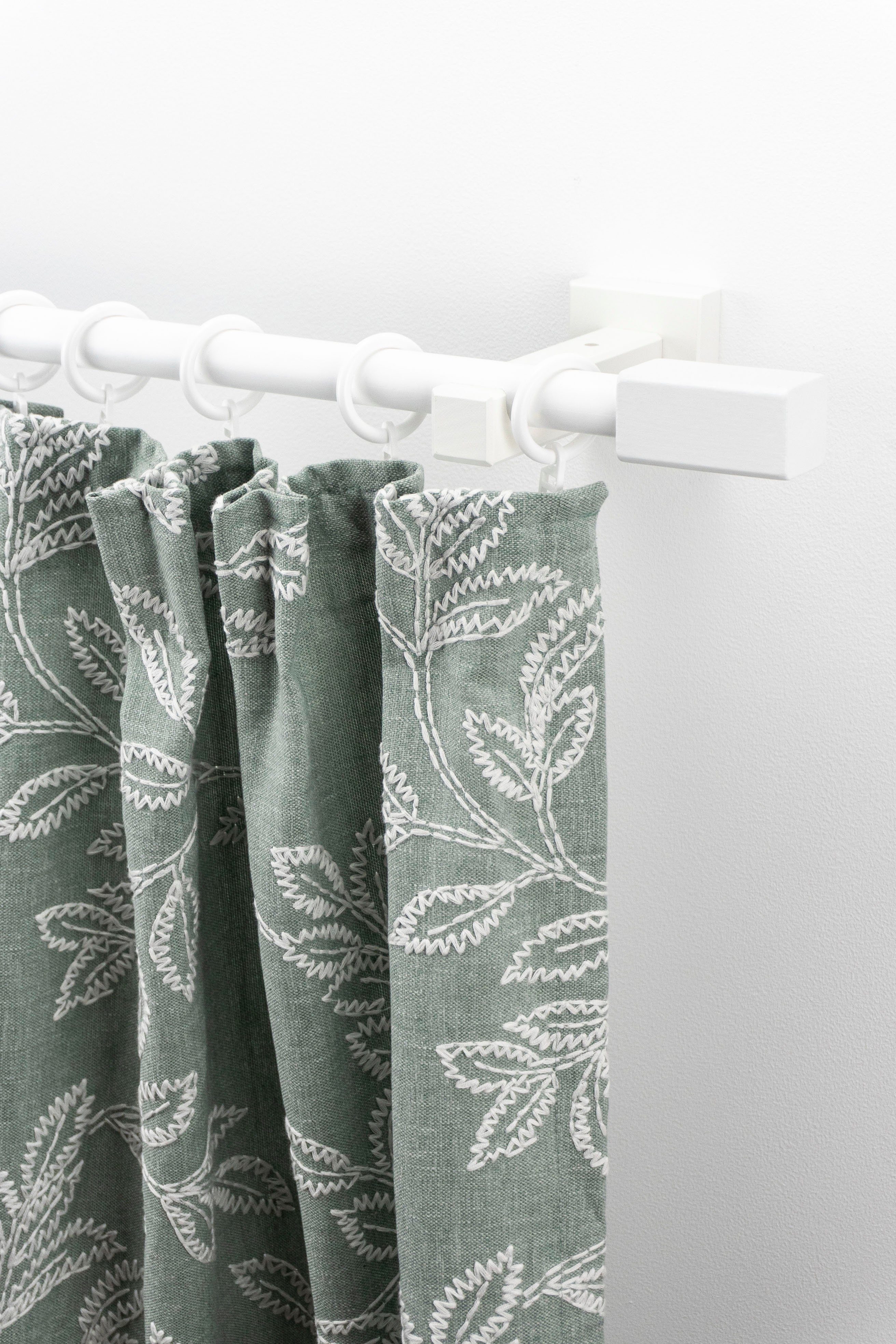 GARESA Gardinenstange CUBUS, Ø 20 mm, 1-läufig, Wunschmaßlänge, mit Bohren, verschraubt, Holzwerkstoff, Metall, Vorhanggarnitur, verlängerbar, Endknopf eckig, mit Ringe