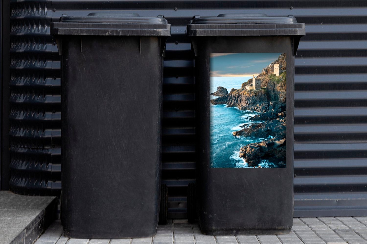 Mülltonne, Container, Abfalbehälter Cornwall die Das Mülleimer-aufkleber, (1 Felsen Sticker, St), fließt MuchoWow Meerwasser von gegen Wandsticker