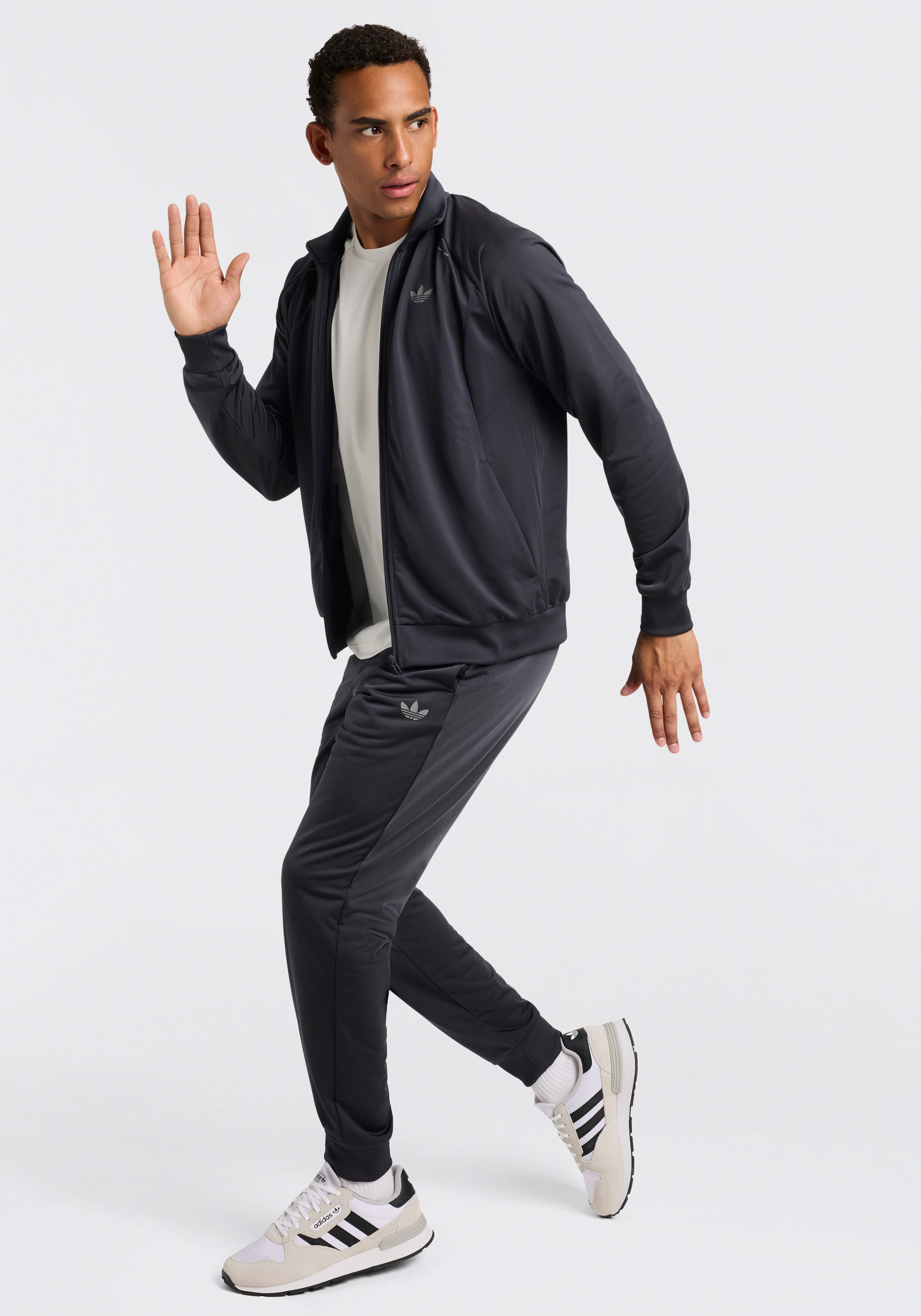 adidas Originals Trainingsanzug TECH ESS TS (2-tlg), zweiteiliges Set, für Erwachsene, aus Polyester, Ansicht 1