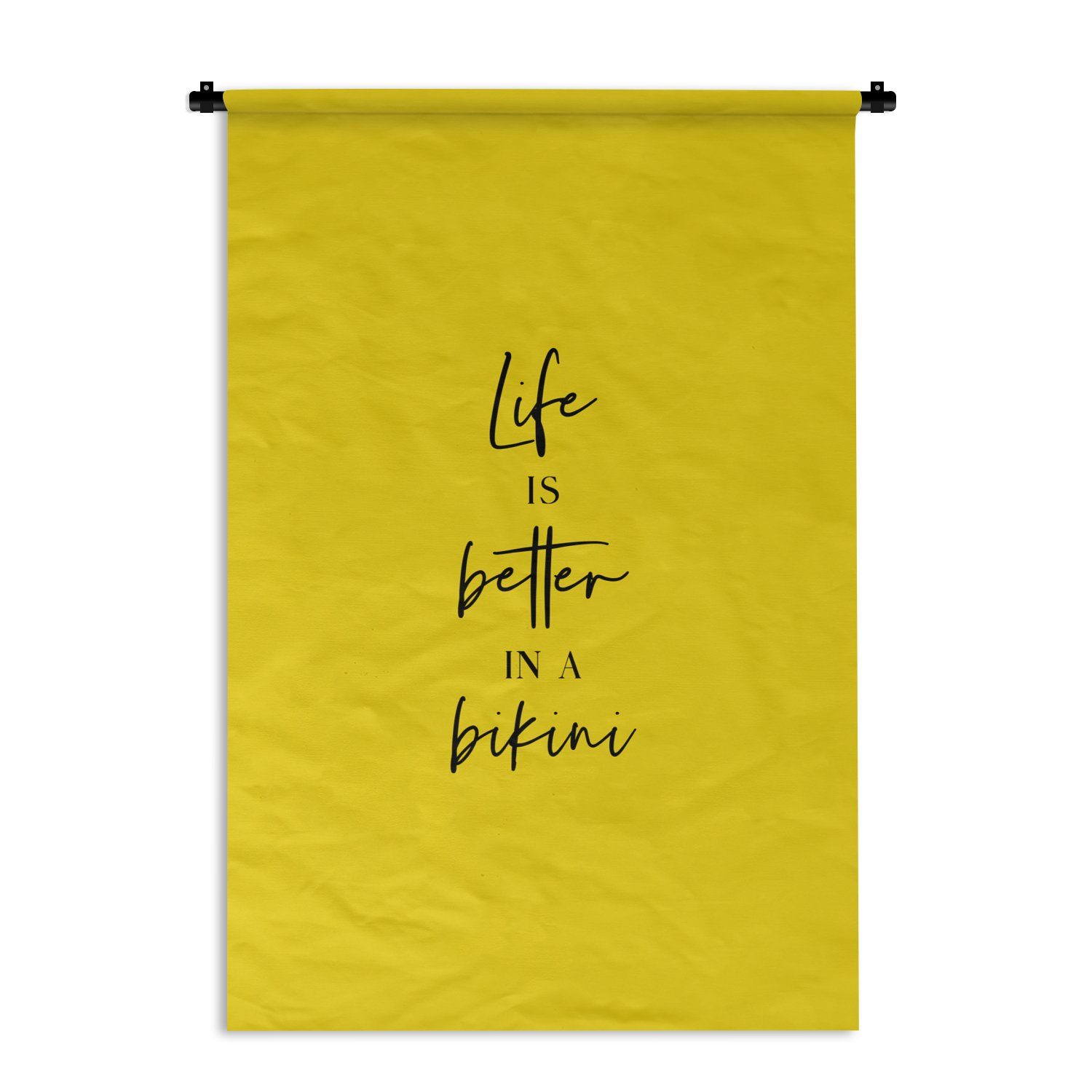 MuchoWow Wanddekoobjekt Das Leben ist besser im Bikini - Gelb - Zitat, Wanddeko für Wohnzimmer, Schlafzimmer, Kleid, Wandbehang, Kinderzimmer