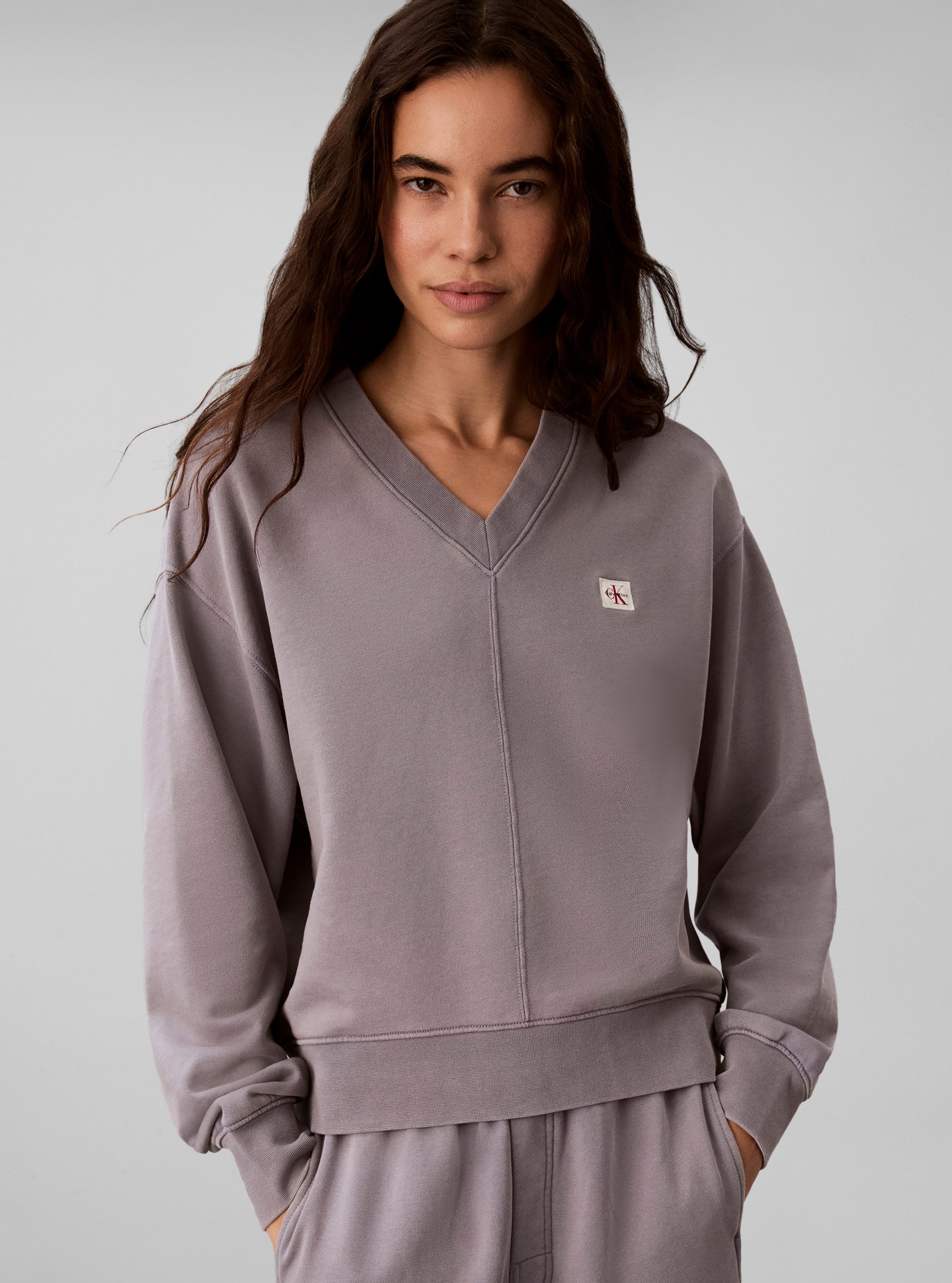 Calvin Klein Jeans Sweatshirt WOVEN LABEL TERRY V-NECK Regular fit mit V-Ausschnitt – Bild 2 von 5