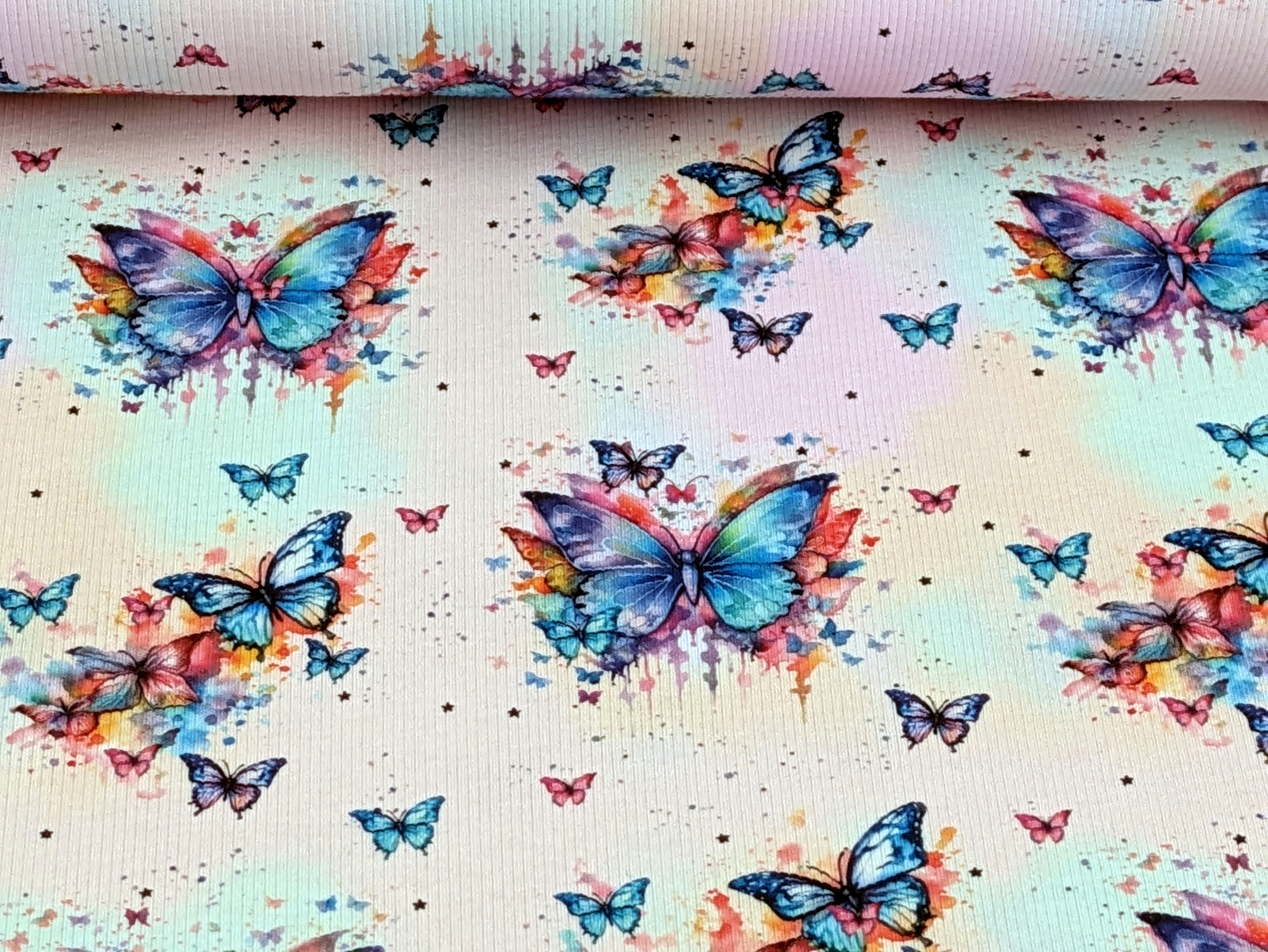 Corileo Stoff Eigenproduktion Rib Jersey Regenbogen Schmetterling auf Hellrosa stoff, Rippenstrucktur
