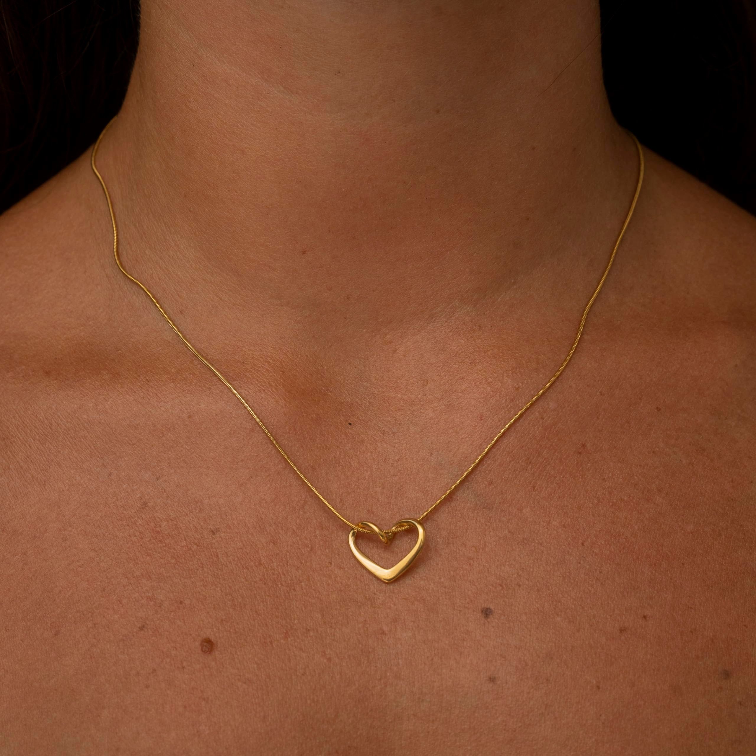 Made by Nami Kette mit Anhänger Halskette für Damen in Gold mit Herz Anhänger, Gold Wasserfester Schmuck Geschenk für Sie