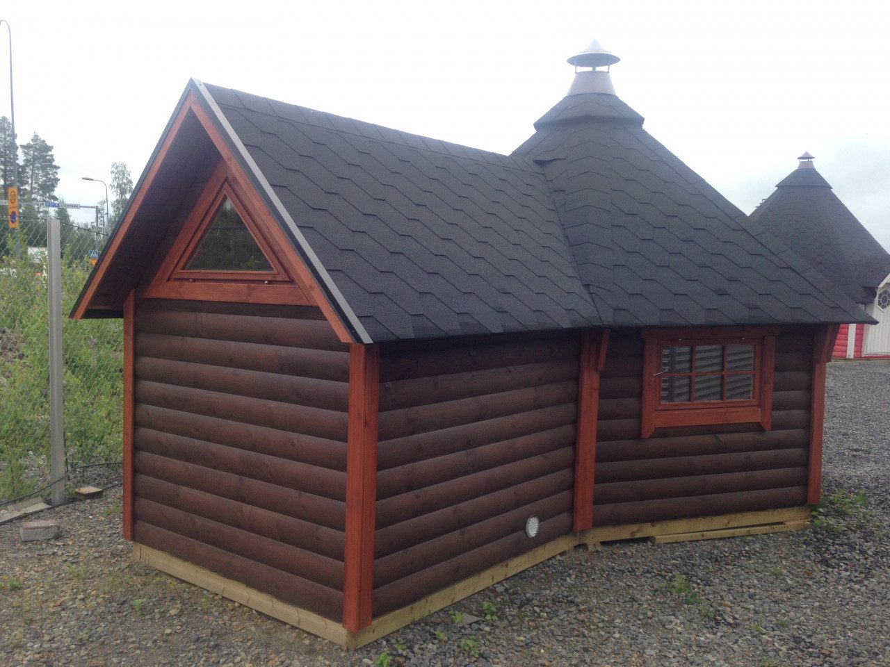 Finn Art Blockhaus Grillkota Grillpavillon 6-eckig Deluxe 9+3,8 Anbau max. 12 Personen, BxT: 380x520 cm, Schindeln rot, mit Grillanlage