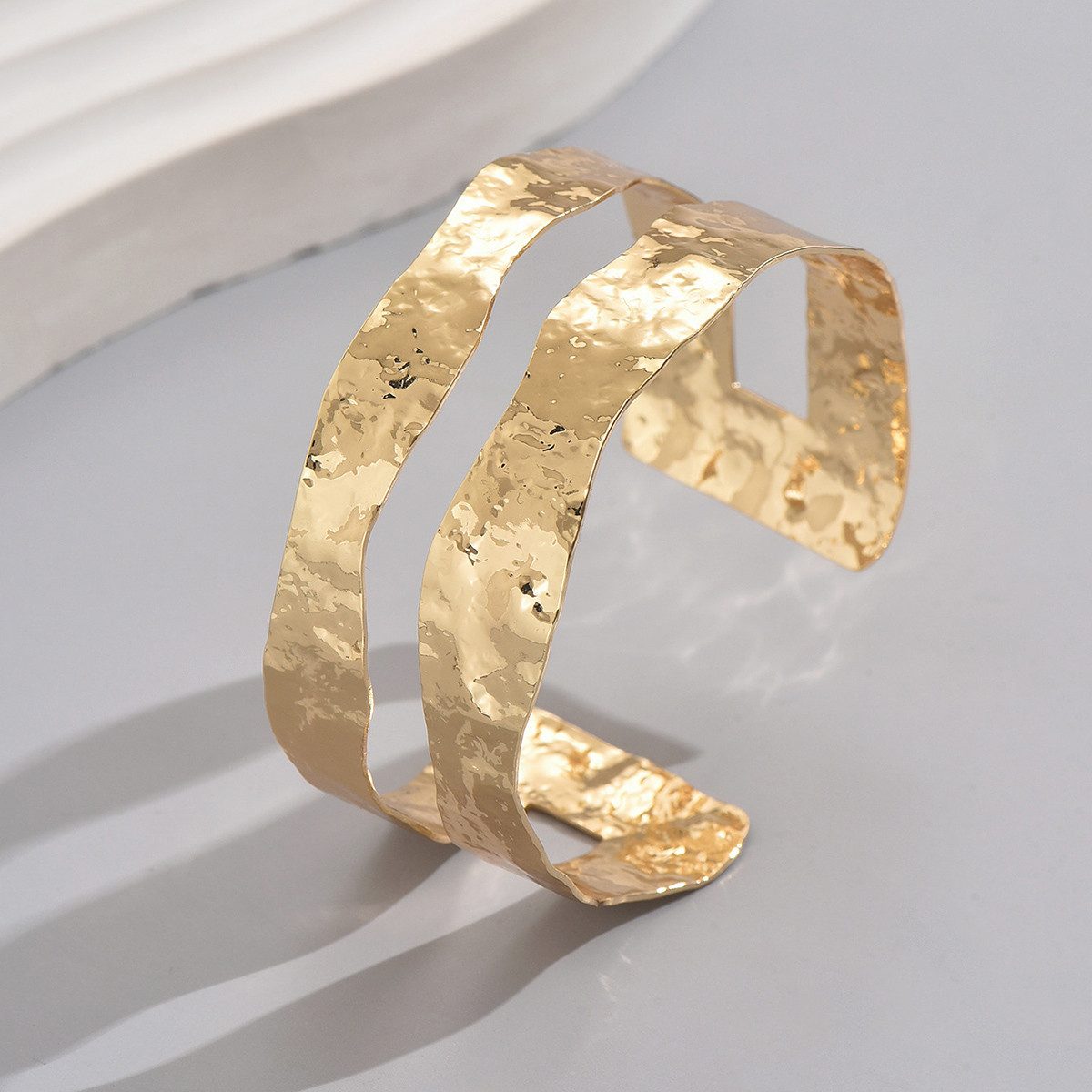 KARMA Armreif Damen Metall Gold gehämmert Armband Metallarmreif (1-tlg., Metallarmband Metallband), Damenarmreif modern Metallarmreif