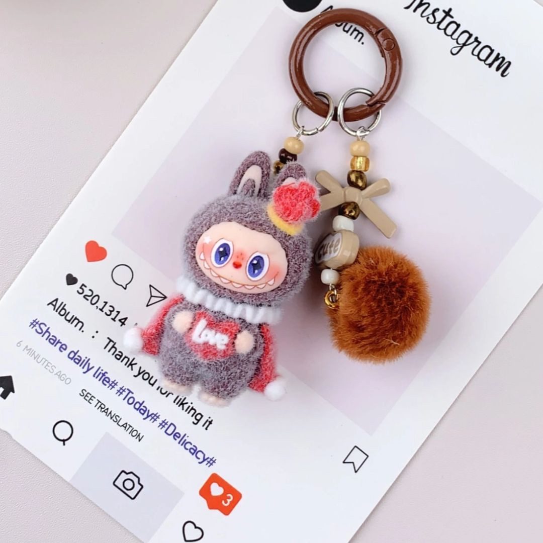 suebidou Schlüsselanhänger Niedlicher Labubu inspirierter Schlüsselanhänger 'Love' (ein Schlüsselanhänger ca. 10 cm), nachhaltig, kreativ