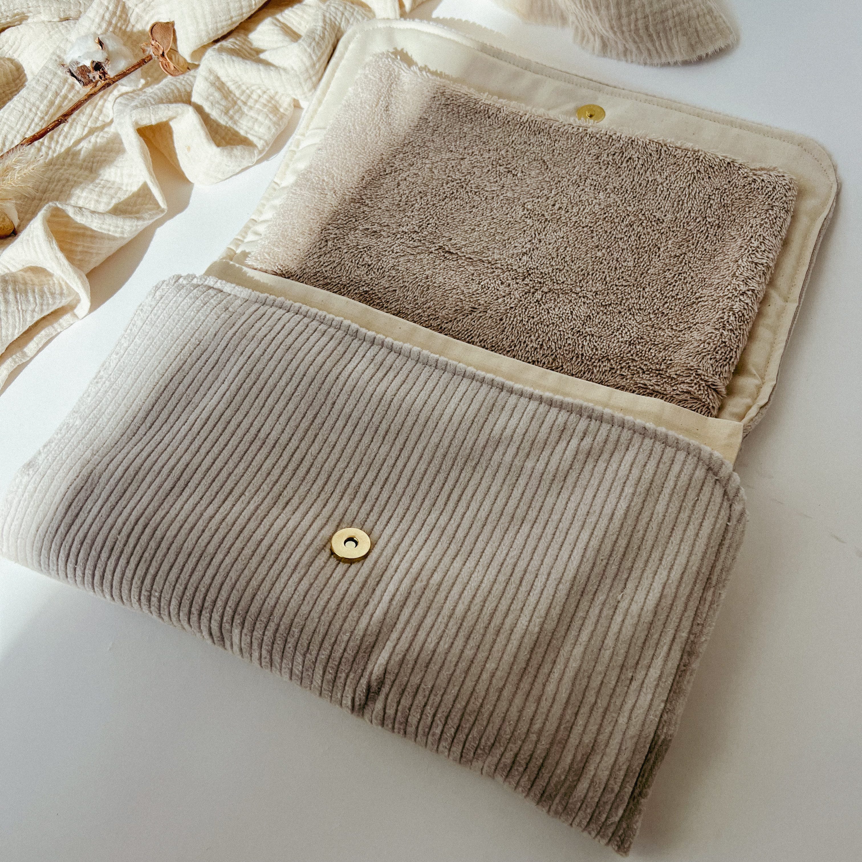 LittleANTunique Wickeltasche Wickelunterlage & Windeltasche 2in1 für unterwegs I Cord beige, Cord 100% Baumwolle, viel Platz für Windeln, Cremes etc. Plastikfrei