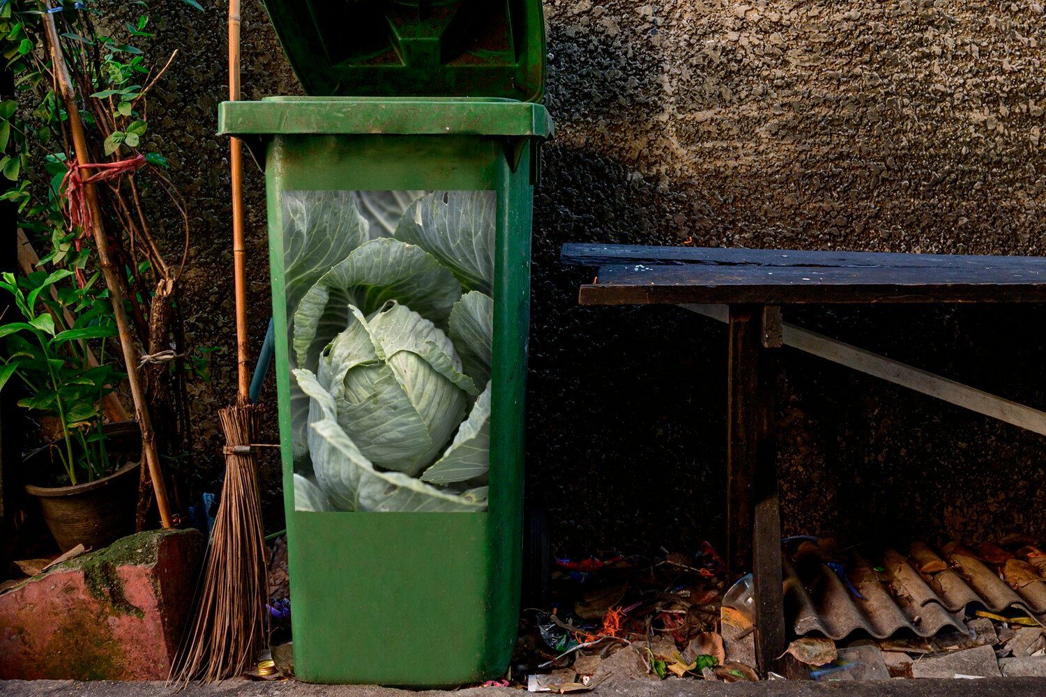 MuchoWow Wandsticker Sticker, (1 eines Mülleimer-aufkleber, Weißkohls St), Abfalbehälter Nahaufnahme Container, Mülltonne