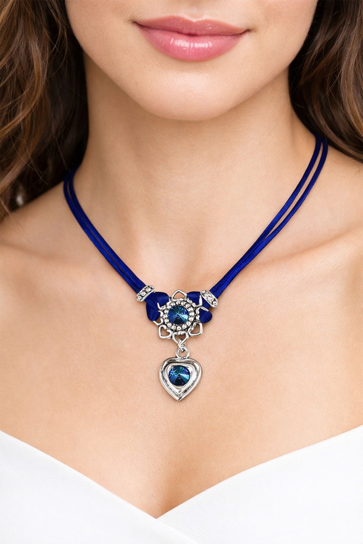 LUISIA® Kette mit Anhänger Chiara mit Herzblüte, Strassherz und Premium Kri günstig online kaufen