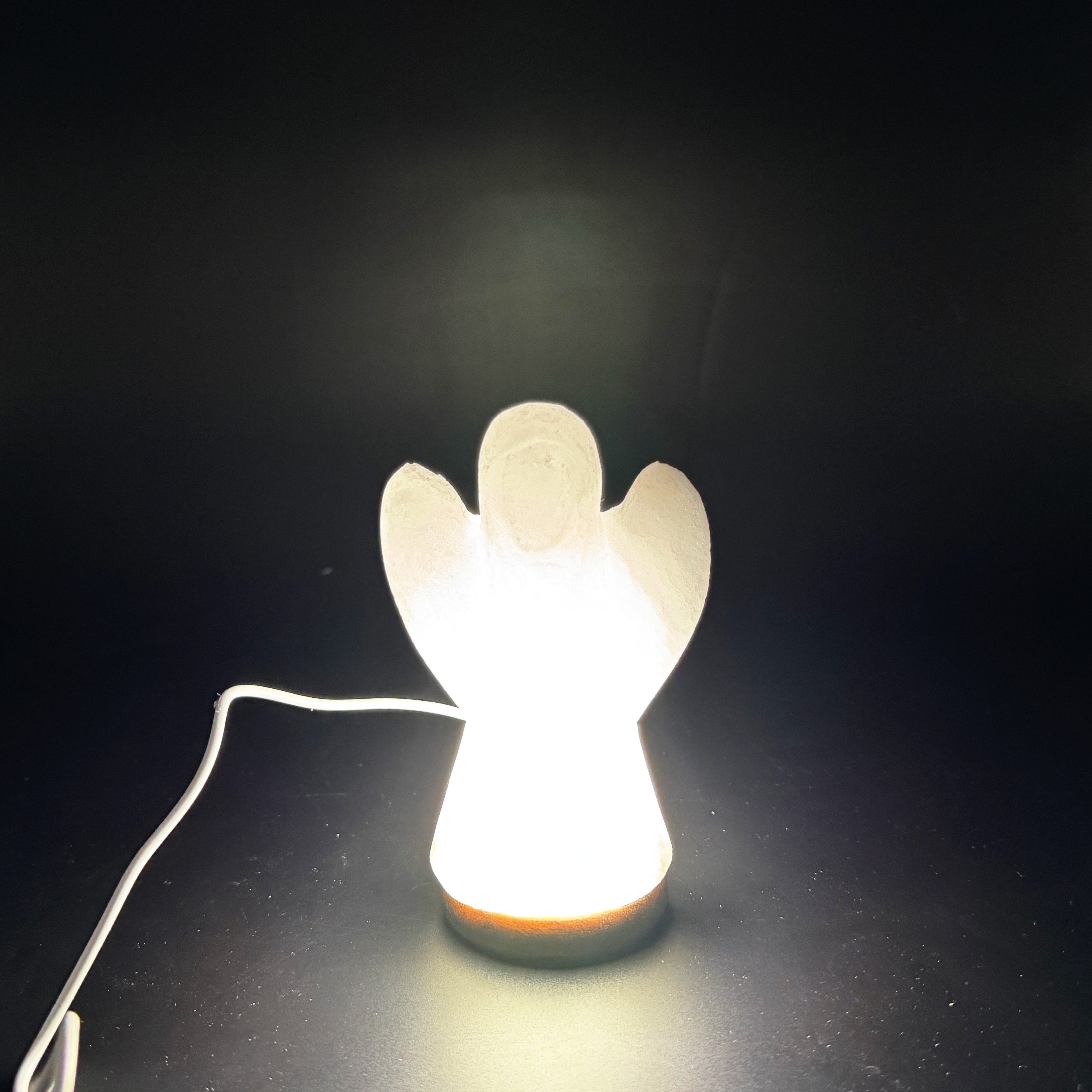 HAF LED Nachttischlampe LED Beleuchtete USB Salzlampe ENGEL Weiß Kristallsalz mit Holzsockel, LED, Weiß, Als Tischlampe für Büro & Schlafzimmer