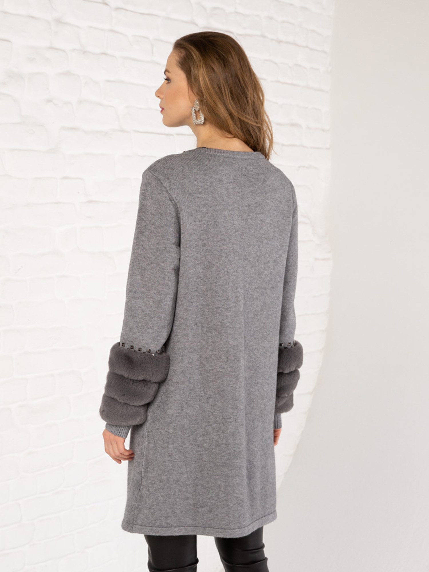 Passioni Longstrickjacke in grau mit Kunstfell und Nieten Details – Bild 4 von 4