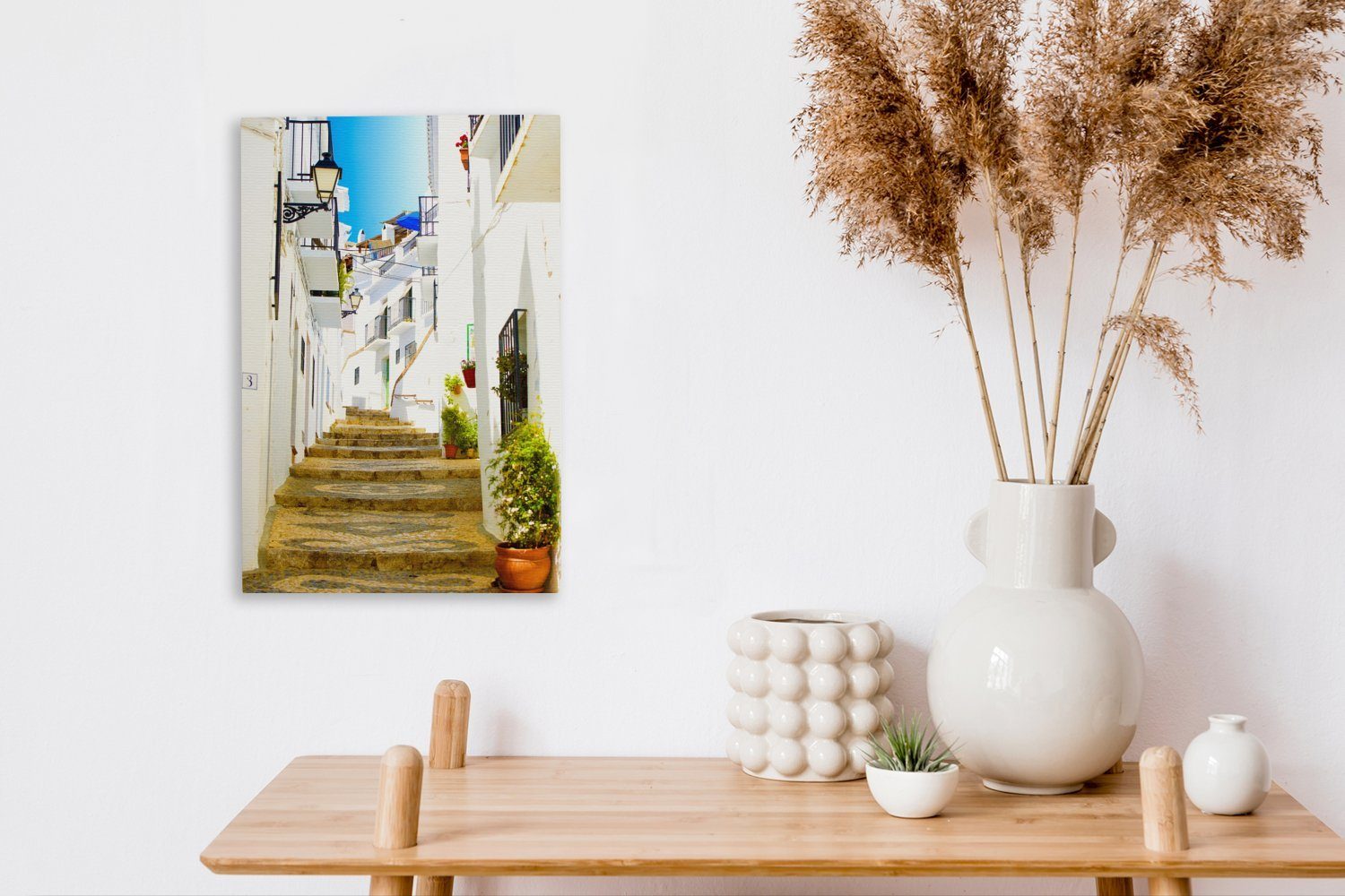 mit 20x30 Traditionelle OneMillionCanvasses® Málaga, Gemälde, Zackenaufhänger, Straße St), (1 Spanien, weißen bespannt Fassaden in Leinwandbild fertig cm Leinwandbild inkl.