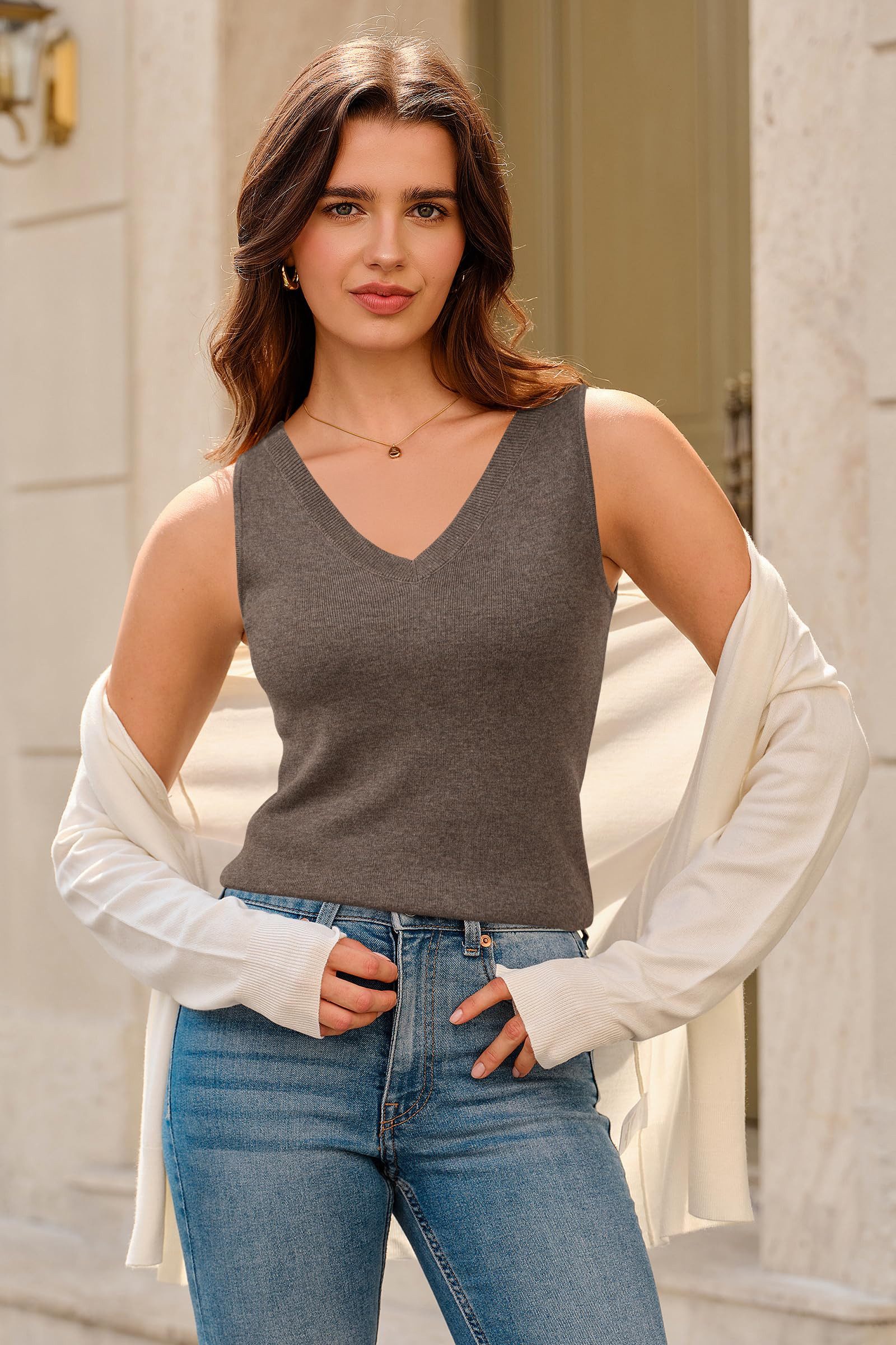 Arach&Cloz Tanktop Ärmelloses Stricktop mit V-Ausschnitt Weiches Cashmere-Feel Tanktop für Business & Alltag – Bild 4 von 5
