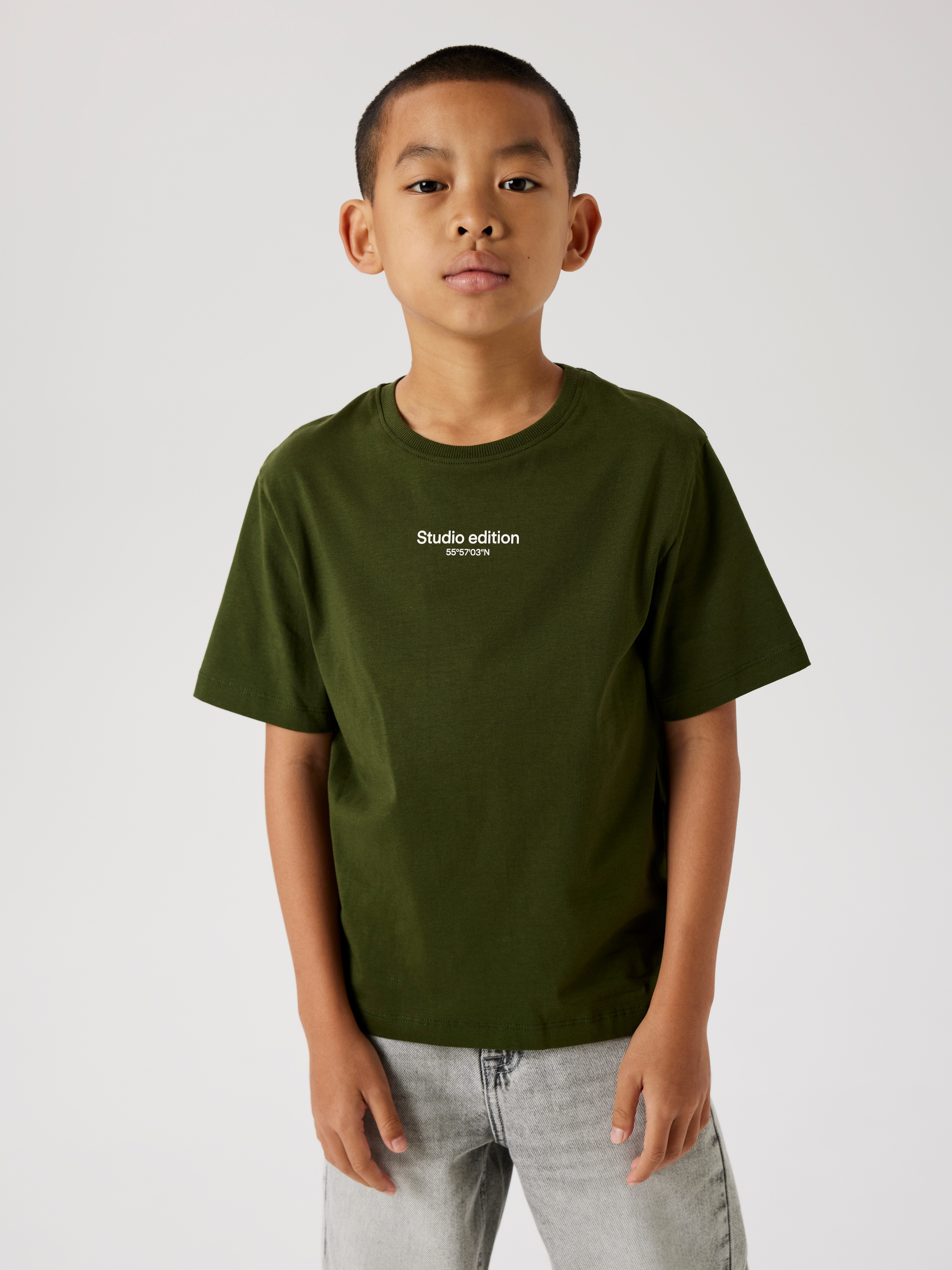 Name It T-Shirt NKMBRODY SS NREG TOP NOOS mit dezentem 3D-Frontmotiv
