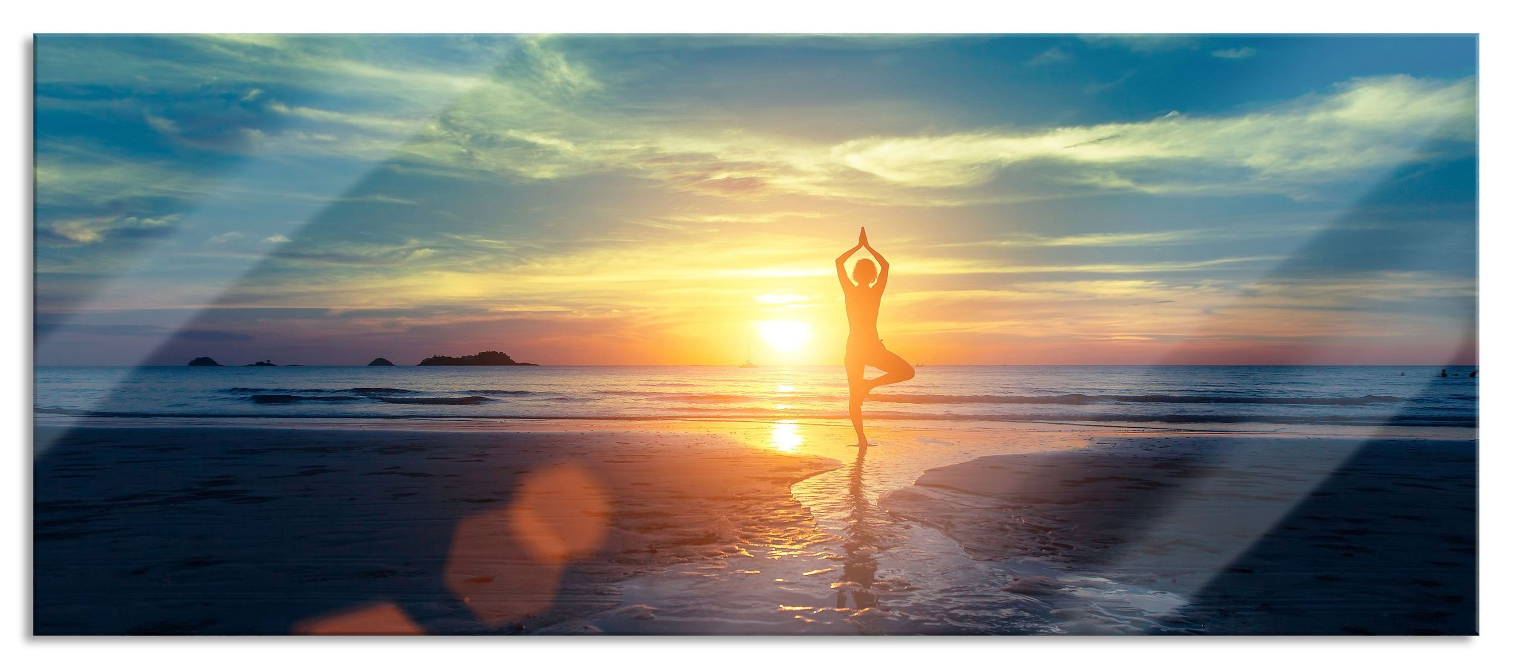 Glasbild aus Yoga Glasbild und am inkl. Pixxprint Strand Echtglas, Yoga am (1 Strand, Aufhängungen Abstandshalter Silhouette Silhouette St),