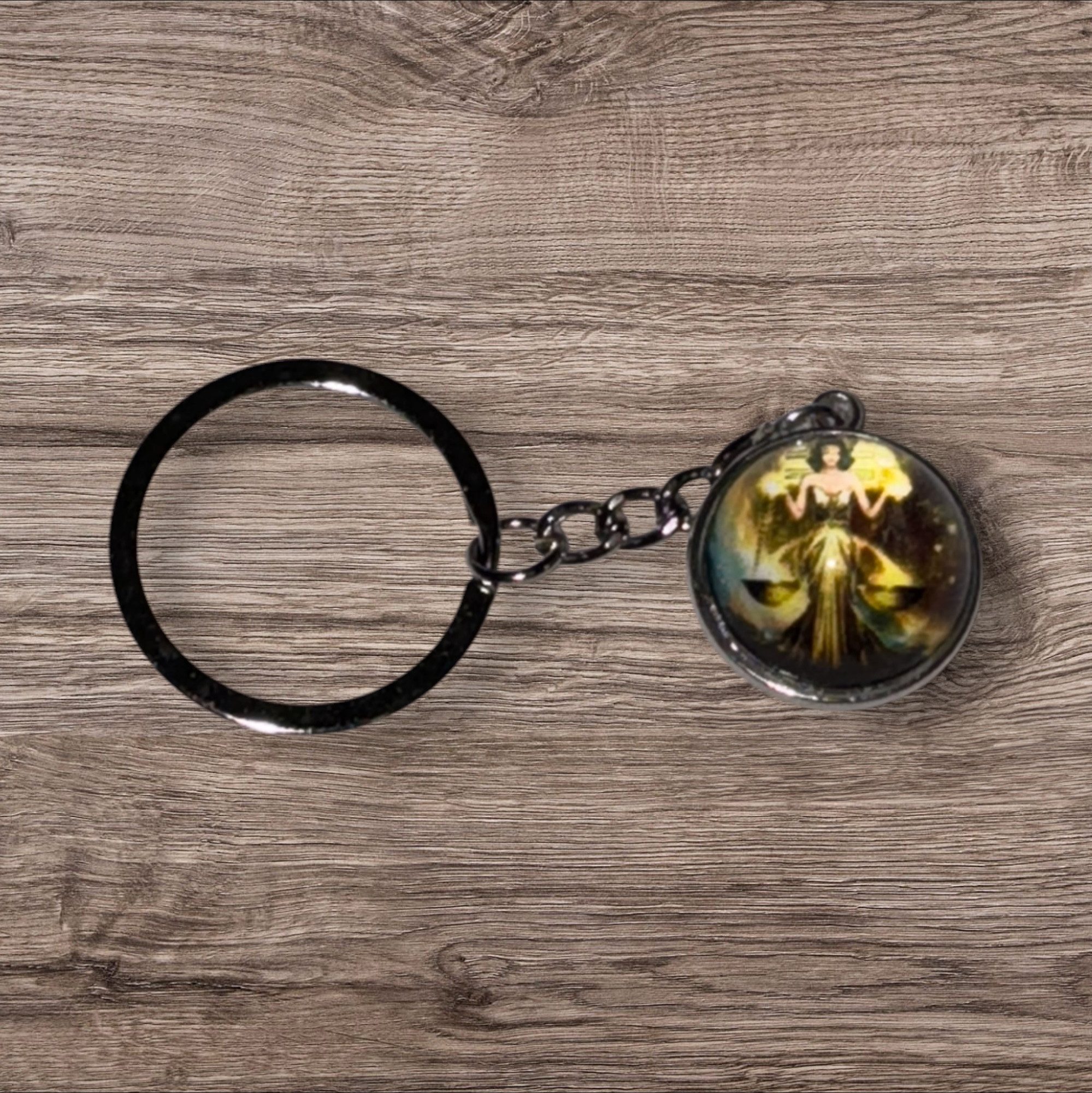 Stelby Schlüsselanhänger mit Gravur Waage Sternzeichen Schlüsselanhänger 3D mit Geschenkbox (Weihnachtsgeschenk, Geburtstagsgeschenk, Valentinstaggeschenk, Gravur mit Glow-Effekt), langlebig, pflegeleicht, unisex