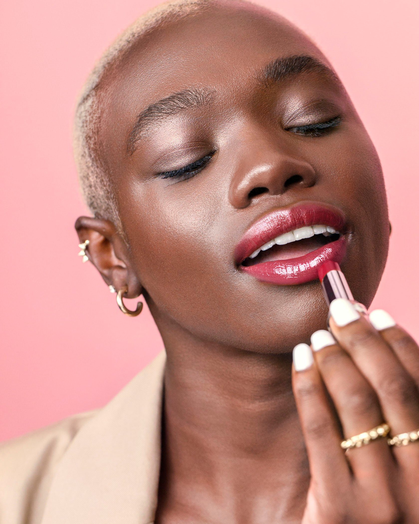L'ORÉAL PARIS Lippenstift COLOR RICHE GLOW PARADISE, mit Balm-in-Lippenstift-Formel, dermatologisch getestet – Bild 4 von 5