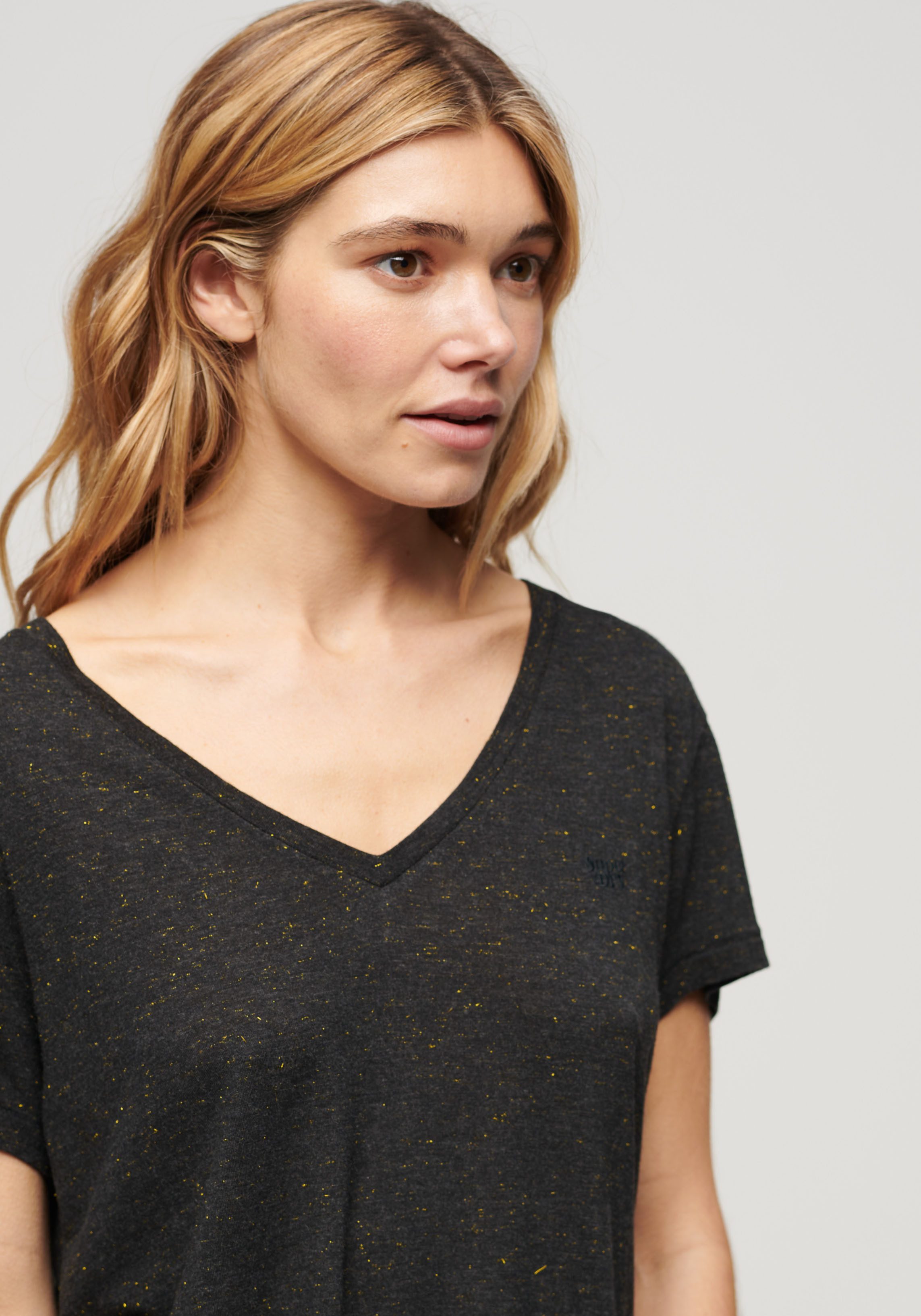 Superdry V-Shirt STUDIOS SLUB EMB VEE TEE strukturiertes T-Shirt mit V-Auss günstig online kaufen