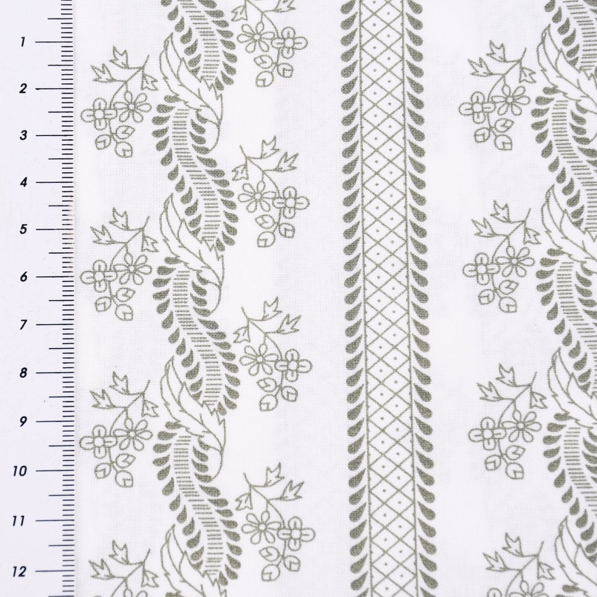 SCHÖNER LEBEN. Stoff Baumwollstoff Trachten Ranken Blumen Streifen weiß grün 1,50m Breite