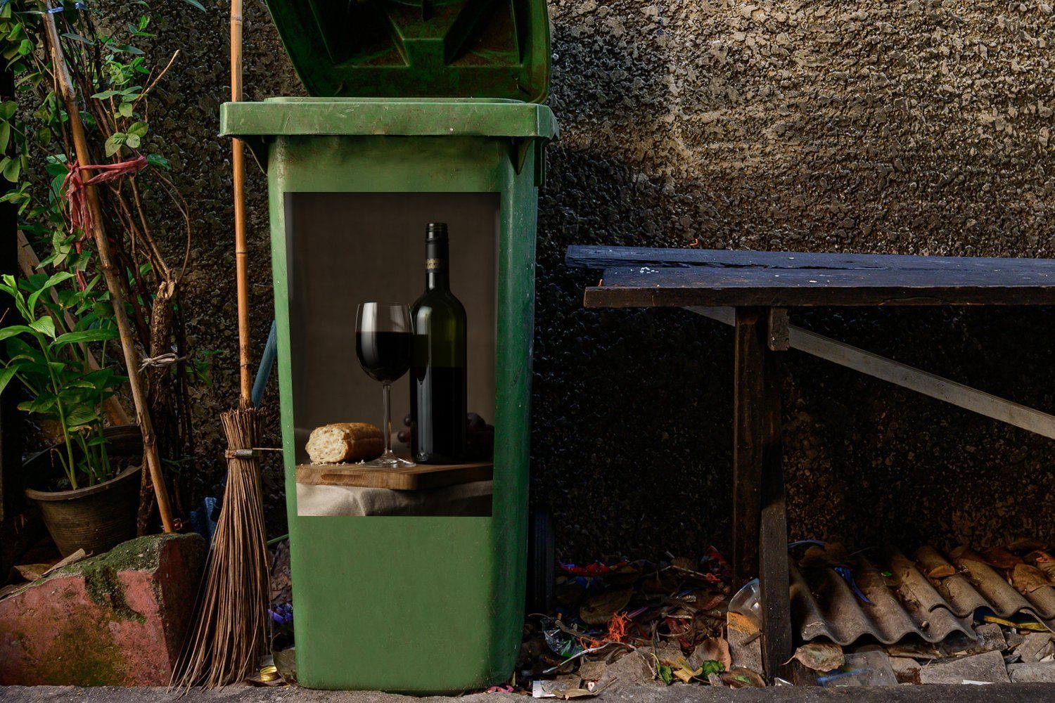 MuchoWow Wandsticker Rotwein mit Abfalbehälter Brot Mülltonne, Sticker, Container, St), Mülleimer-aufkleber, (1