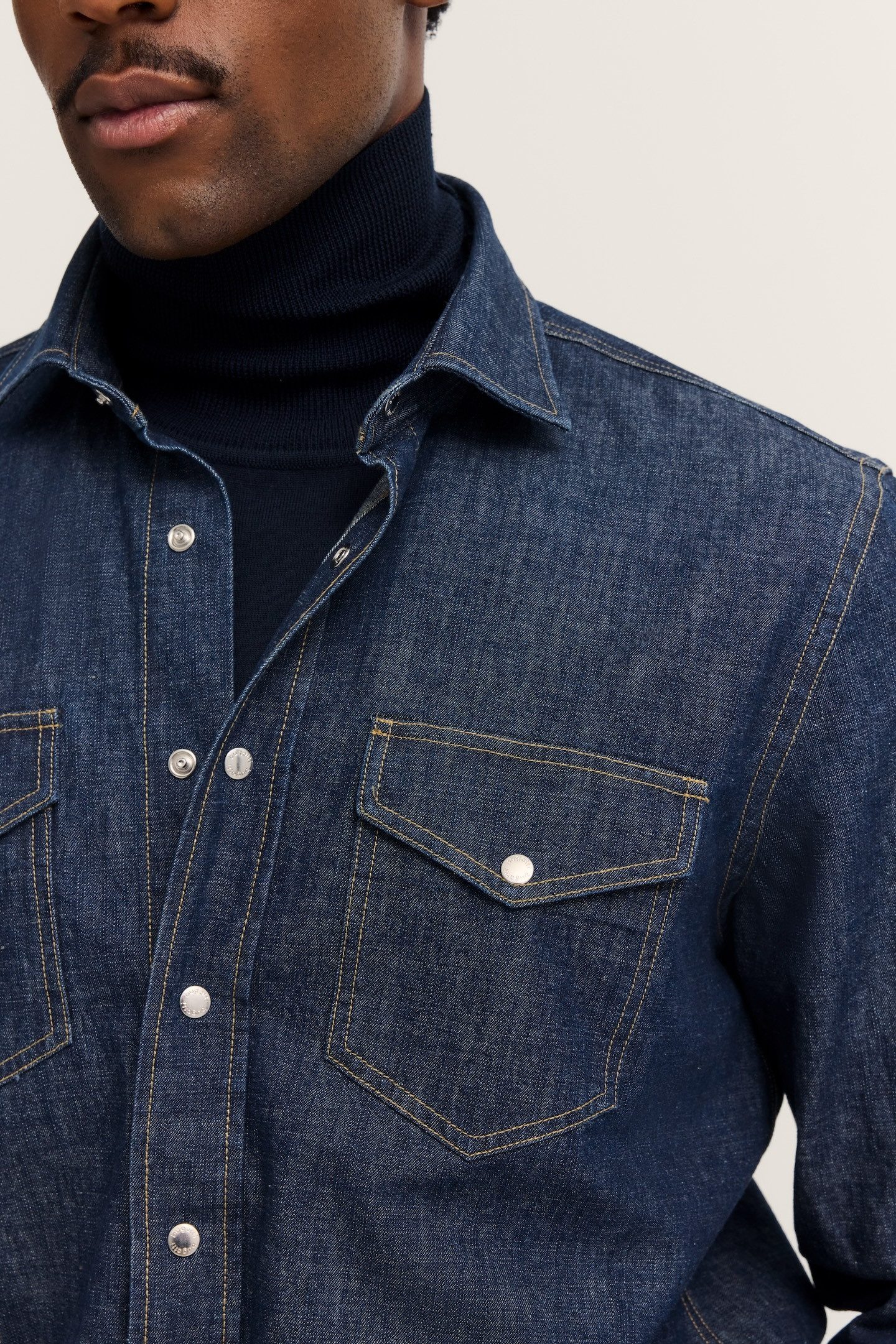 bugatti Jeanshemd Druckknöpfe im Modern Fit mit Kent-Kragen und aus Baumwolle