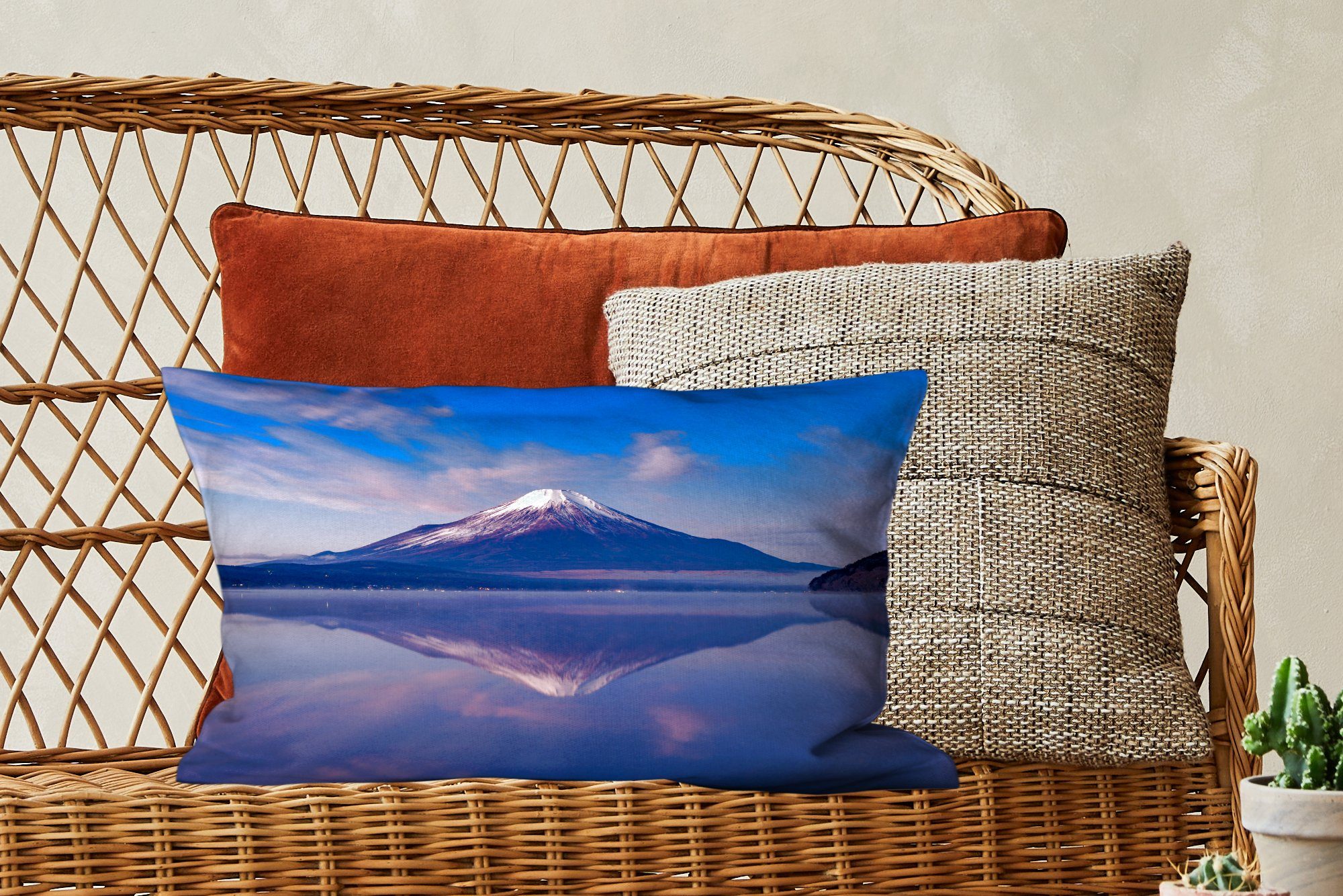 MuchoWow Dekokissen Zierkissen, in Fuji-Vulkans des Spiegelung Dekokissen im Dekoration, Wohzimmer Wasser, Füllung, Japan mit Schlafzimmer