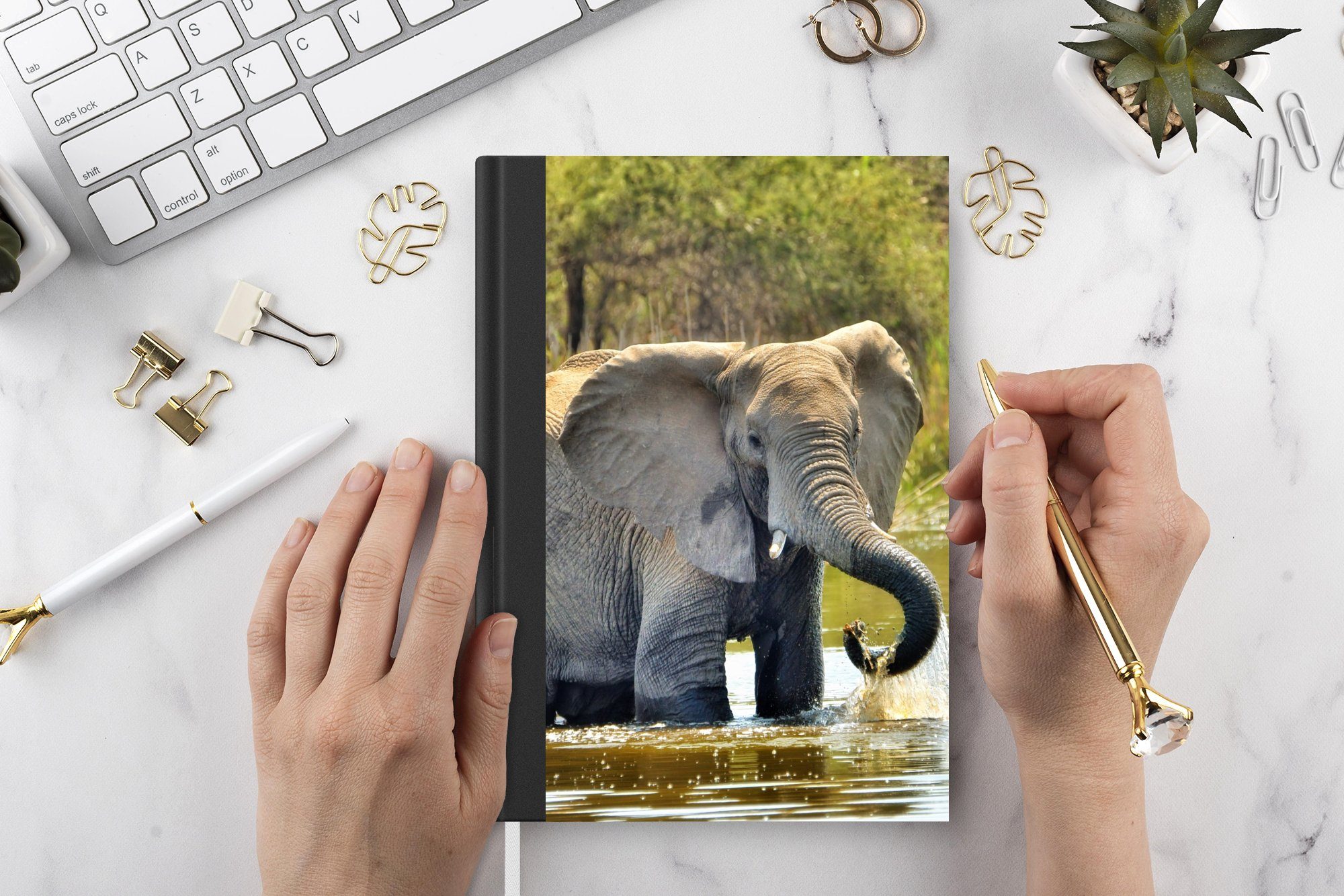 MuchoWow Notizbuch Elefant Wasser 98 Tiere Haushaltsbuch A5, - Notizheft, Seiten, Natur, - Merkzettel, Journal, Tagebuch, 