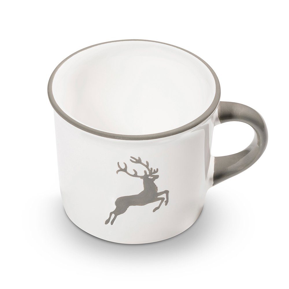 Gmundner Keramik Tasse Gmundner Keramik Kaffeehäferl Cup 0,24l Hirsch, * Glasierte Keramik * natürliche Rohstoffe und nachhaltige Produktion * Handgemacht in Österreich seit 1492 * Jedes Teil ist ein Unikat Du hast Dich in der Vergangenheit bereits für einen roten Hirschen entschieden? Achten auf die Stempelfarbe auf der Bodenunterseite, die gibt dir die Sicherheit um welchen roten Hirschen es sich handelt: * Stempelfarbe rot = Rubinroter Hirsch (kräftiges leuchtendes Rot, wie Rotgeflammt) * Stempelfarbe schwarz = Bordeauxroter Hirsch (leicht ins violett übergehender Farbton, Weinrot)