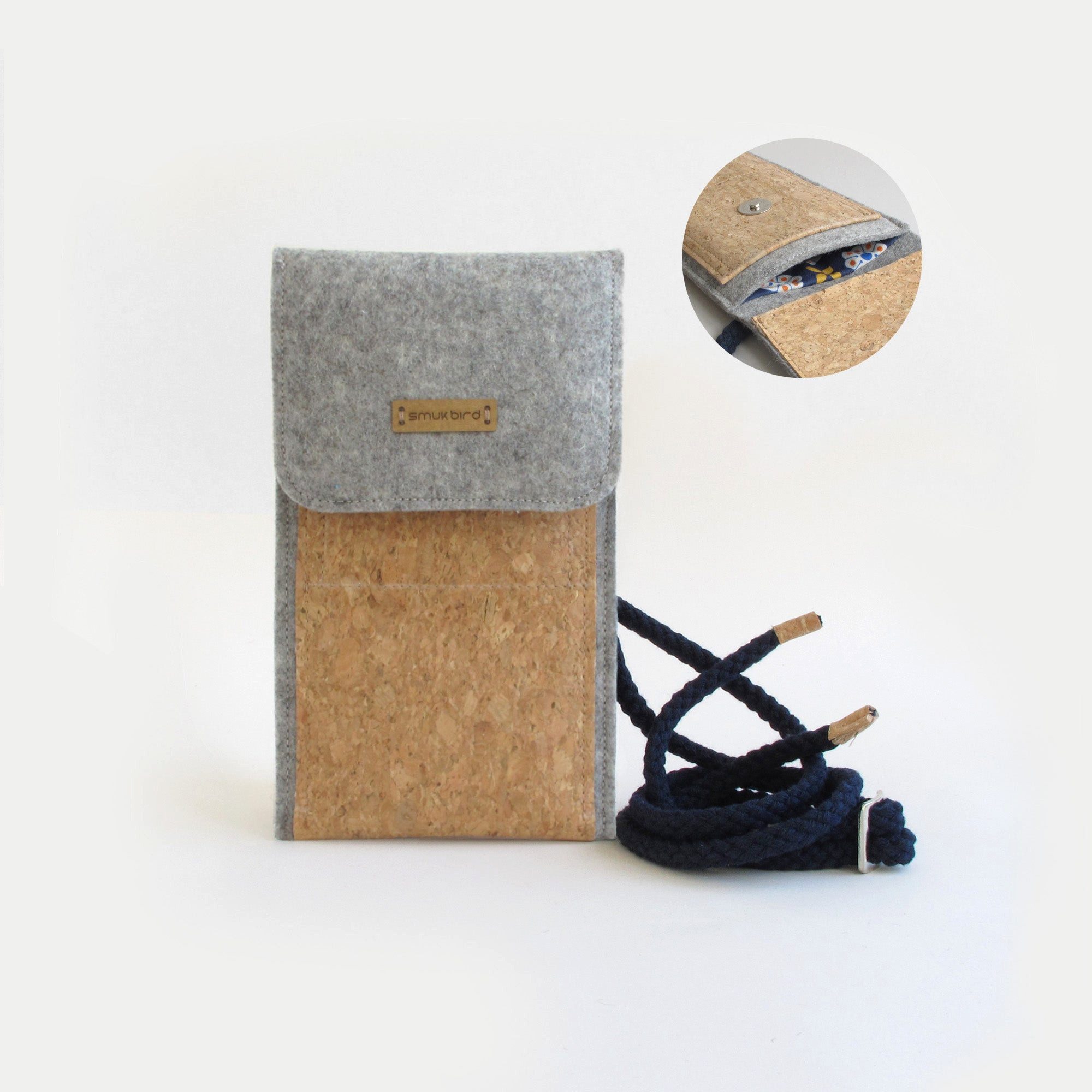 Smukbird Handytasche Umhängetasche KEDJA für iPhone 16 Pro Max, aus Filz, hellgrau