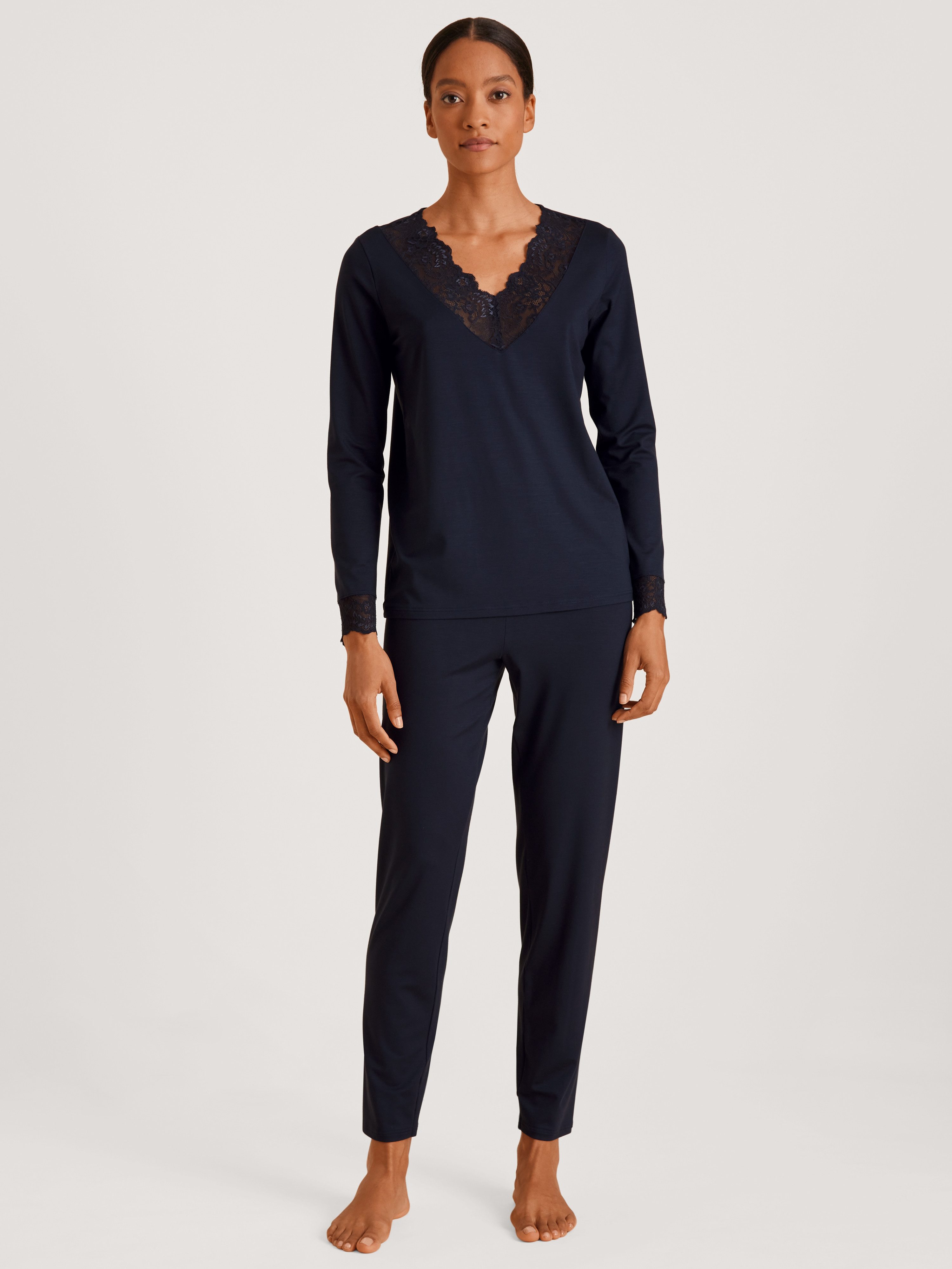 CALIDA Schlafanzug Elegant Dreams (2 tlg) Spitze an Ausschnitt und Bündchen, Single Jersey, elastisch, weich