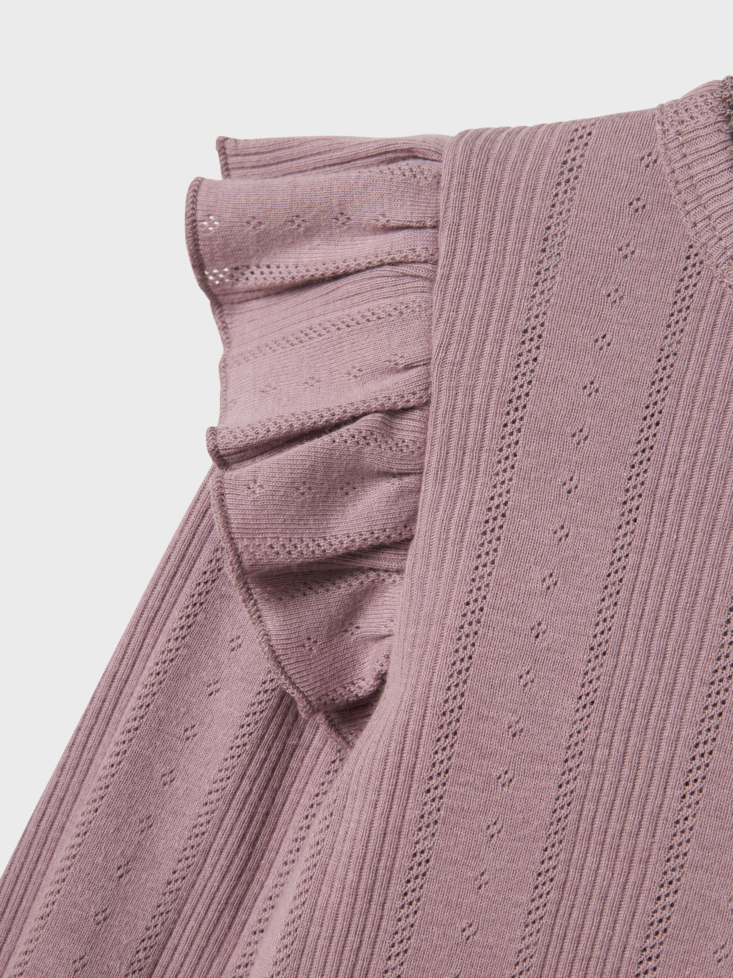 Name It Longtop NMFJULIA LS SLIM TOP NOOS mit tollem Volant an der Schulter und im süßen Ajourstrick-Design