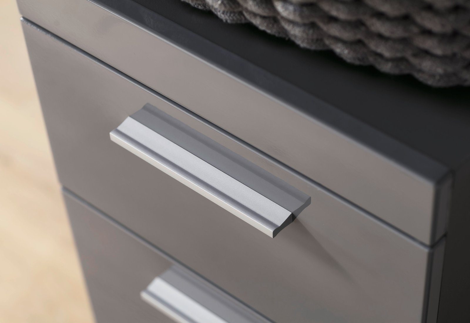 trendteam Midischrank Amanda (Mehrzweckschrank in grau Hochglanz, 4-türig, 73 x 132 cm) mit viel Stauraum