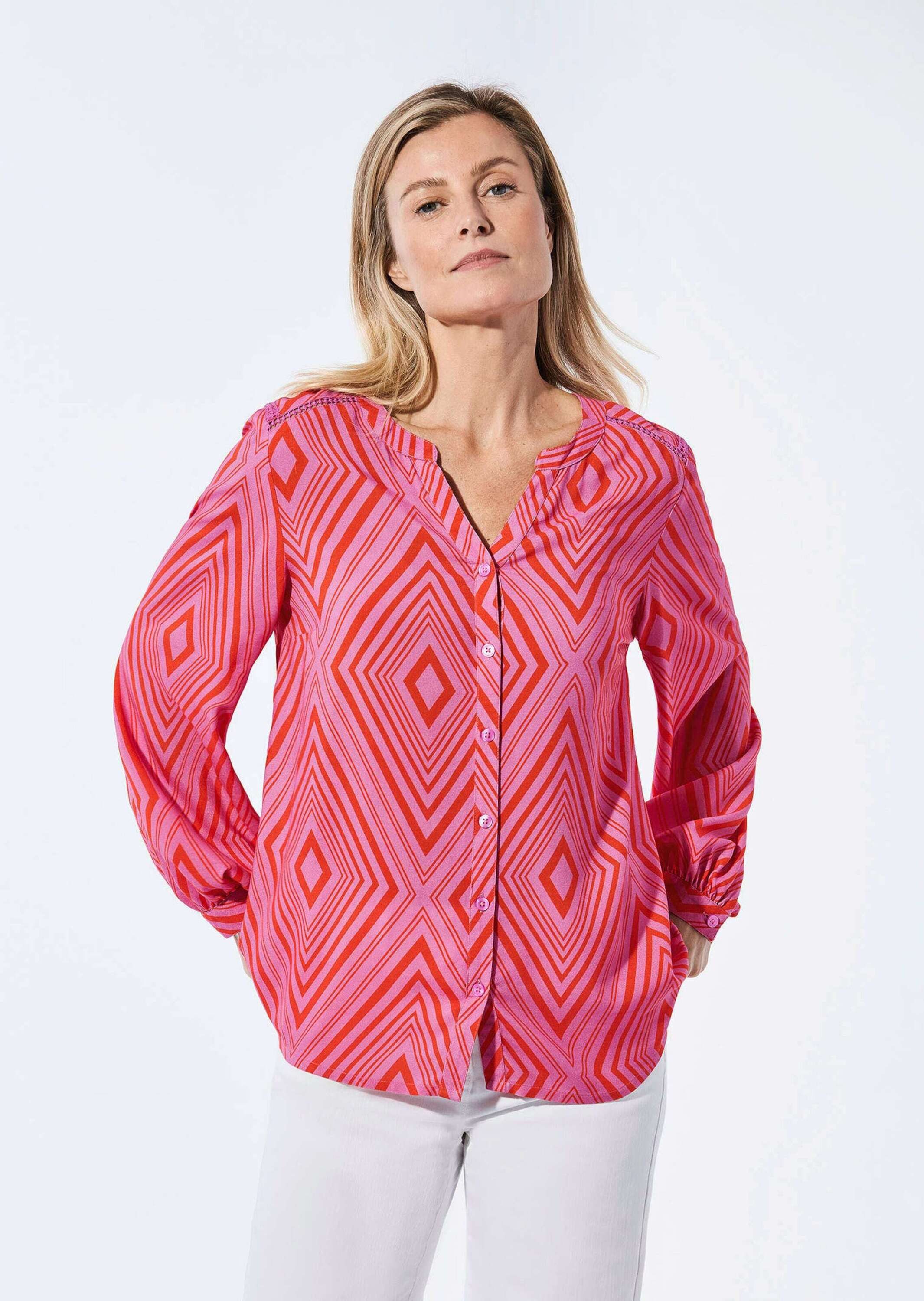 GOLDNER Kurzarmbluse Viskose-Bluse mit Tunika-Ausschnitt Gemustertes Design mit besonderem Häkelband am Rücken