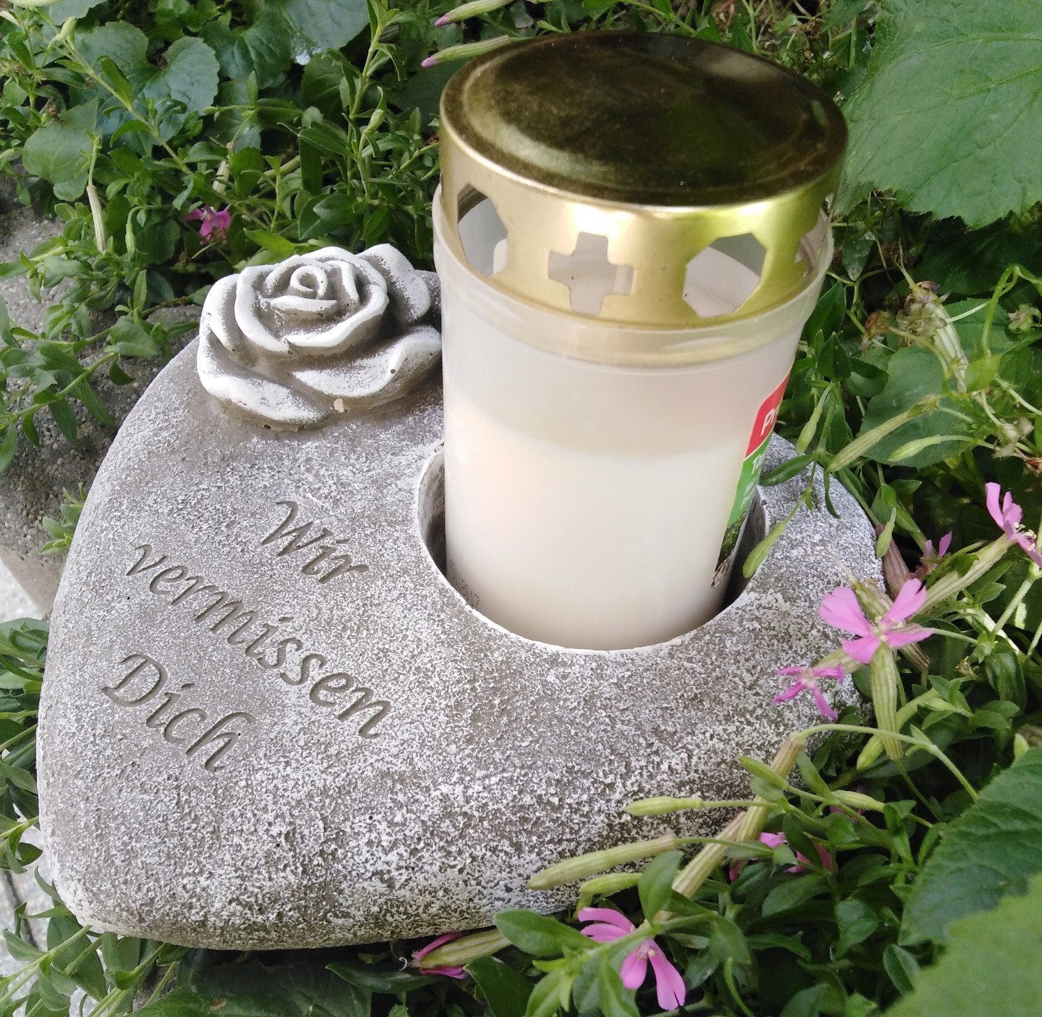 Radami Gartenfigur Grabherz für Grablicht und Rose, Spruch "Wir vermissen Dich" – Bild 2 von 3