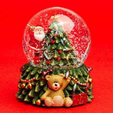 SIKORA Schneekugel SK11 Weihnachtsmann auf dem Baum bunte LED Beleuchtung D:6,5cm