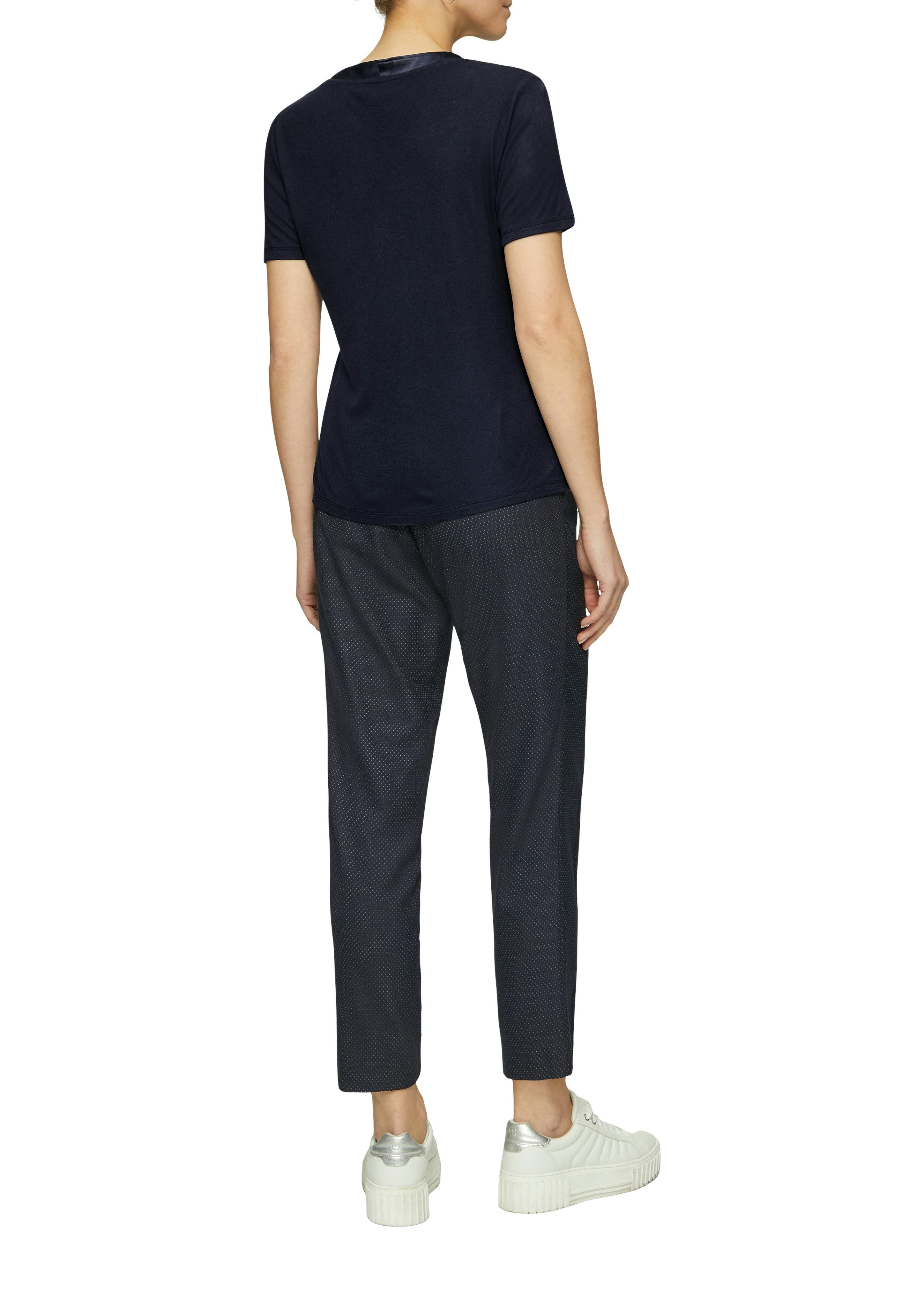 s.Oliver BLACK LABEL T-Shirt mit satiniertem V-Ausschnitt – Bild 3 von 4