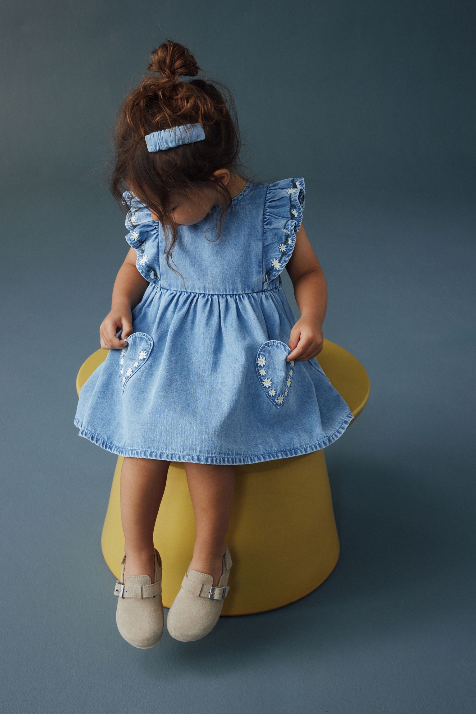 Next Jeanskleid Kleid mit Rüschenärmeln (1-tlg)