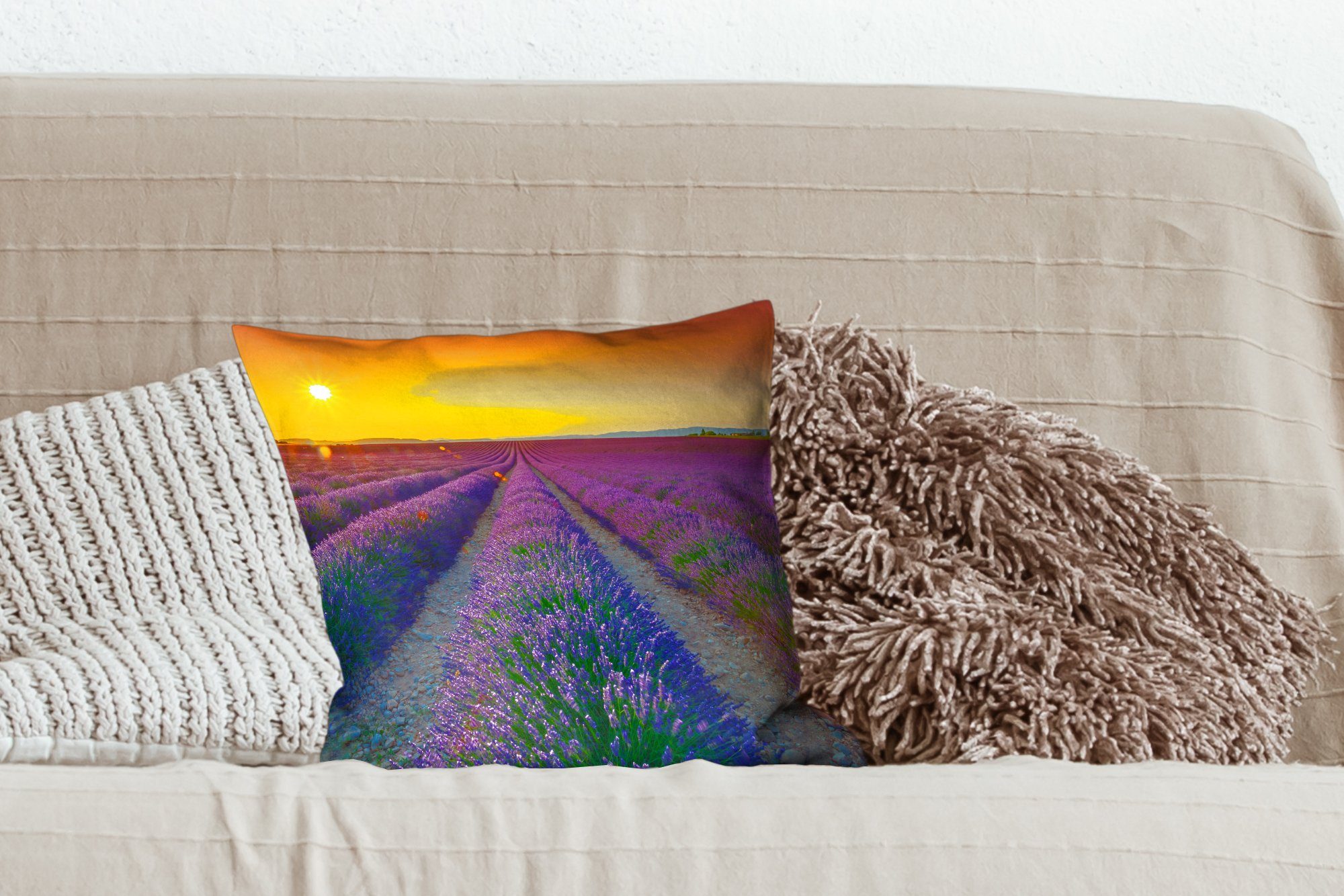 Dekokissen Wohzimmer, Schlafzimmer, für Zierkissen Sofakissen mit Sonnenuntergang voller Lavendel, Feld einem Oranger Deko, über MuchoWow Füllung