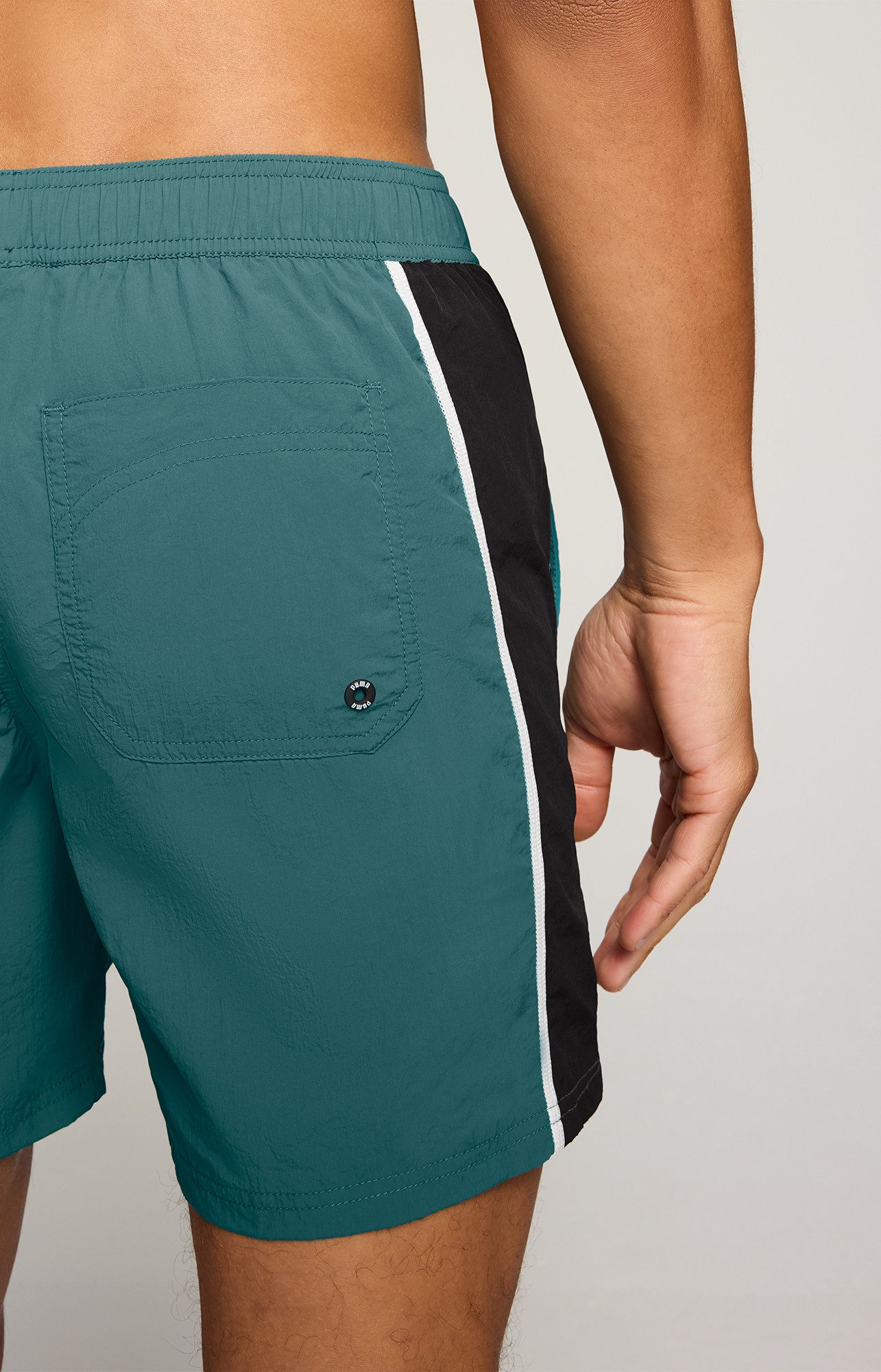 PUMA Badeshorts mit seitlichen Taschen – Bild 5 von 5