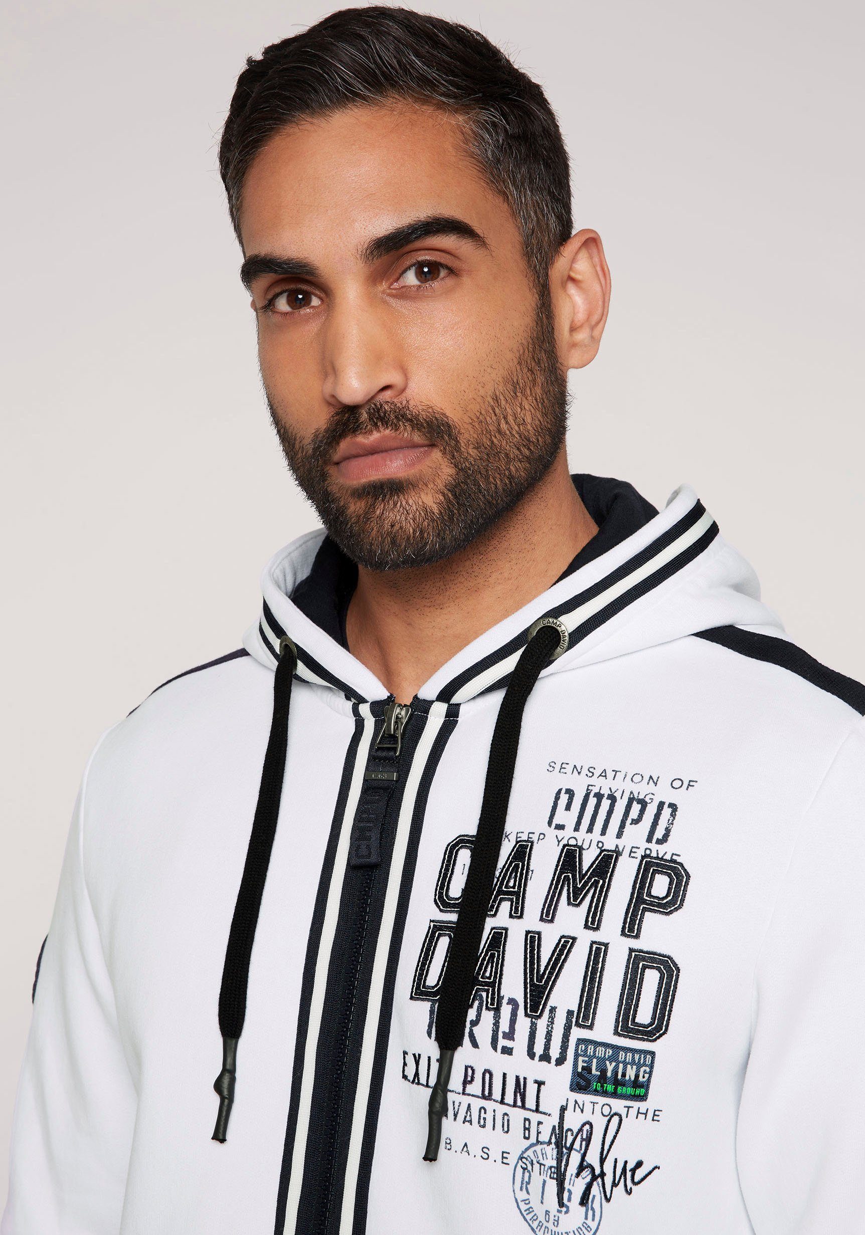 CAMP DAVID mit Label-Applikationen opticwhite und auf Rückseite Kapuzensweatshirt Vorder