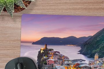 MuchoWow Gaming Mauspad Blick auf beleuchtete Häuser und das Meer in Cinque Terre (1-St), Mousepad mit Rutschfester Unterseite, Gaming, 40x40 cm, XXL, Großes