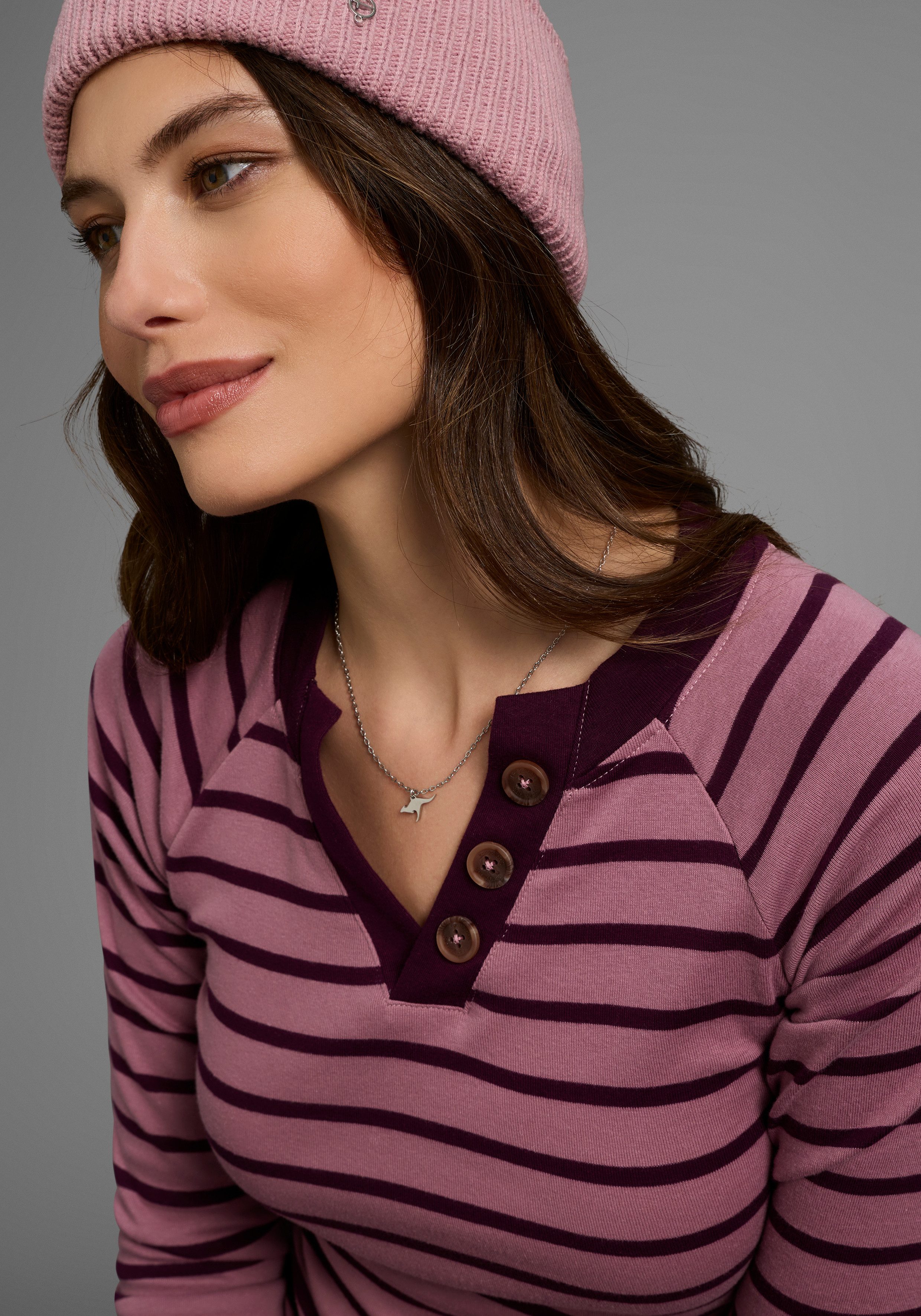 KangaROOS Langarmshirt mit Henley-Ausschnitt und Zierknöpfen. Reduzierter Preis € 25,99. Unverbindliche Preisempfehlung € 31,99