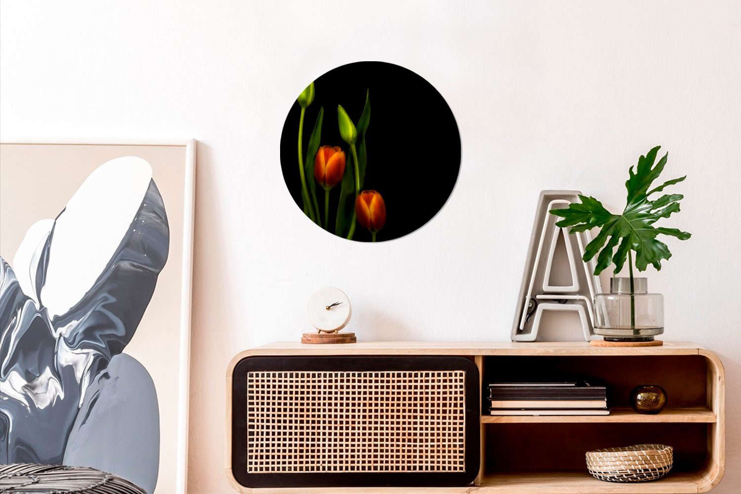 Forex, schwarzen Rundes Tulpen Tulpenknospen Gemälde einem (1 St), Kreis cm Hintergrund, Wanddekoration MuchoWow Wandbild, 30x30 Wohnzimmer, und Orangefarbene vor