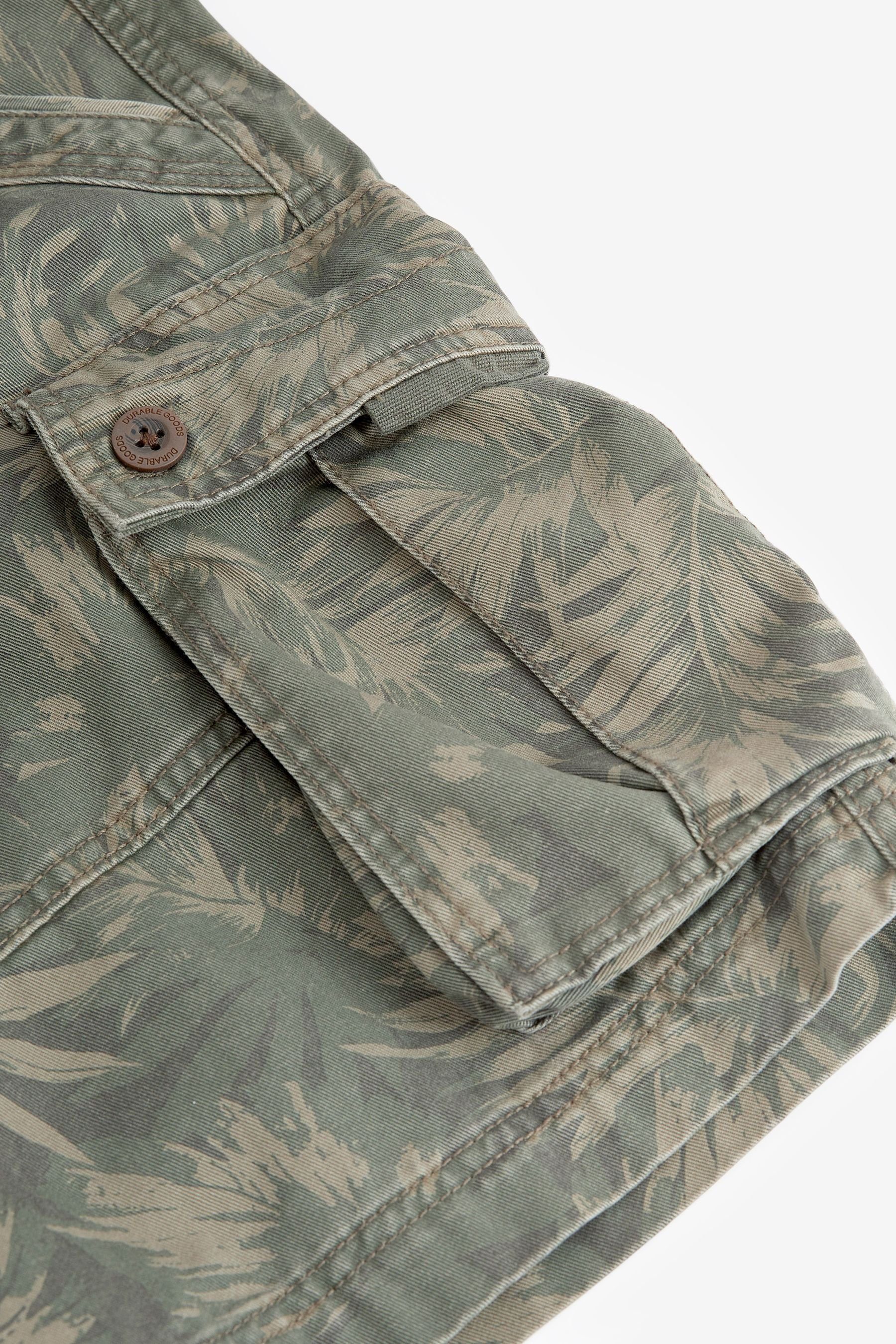 Khaki mit Waschung Hochwertige Green Palm Cargoshorts (1-tlg) Print Next Cargo-Shorts