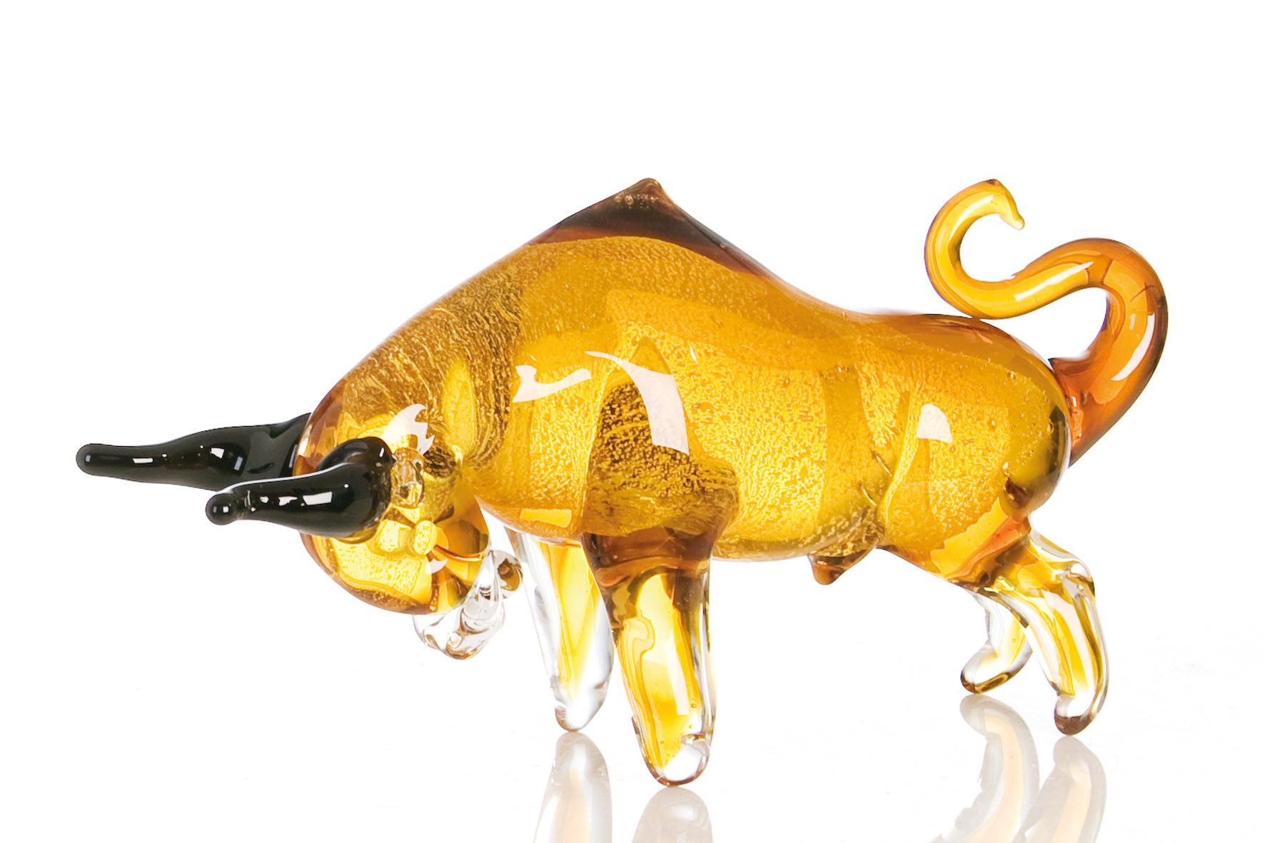 GILDE Dekofigur STIER Figur - braun - Glas - H. 18cm x T. 10cm x B. 31,5cm - Skulptur (1 Stück), Glasfigur Stier - Elegante Glasskulptur & Dekoskulptur für Zuhause