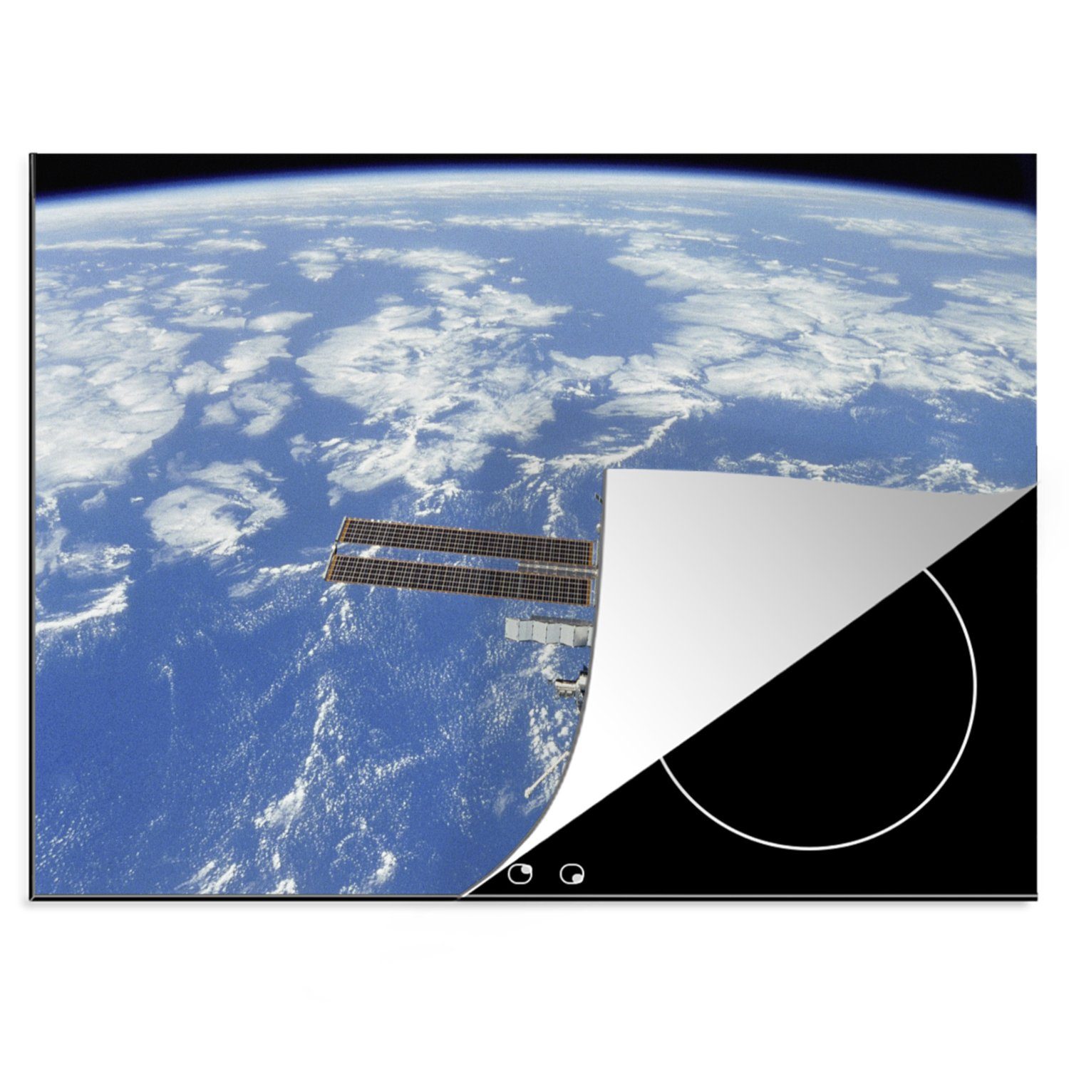 MuchoWow Herdblende-/Abdeckplatte Raumstation - Sonnenkollektoren - Wolken, Vinyl, (1 tlg), 70x52 cm, Mobile Arbeitsfläche nutzbar, Ceranfeldabdeckung