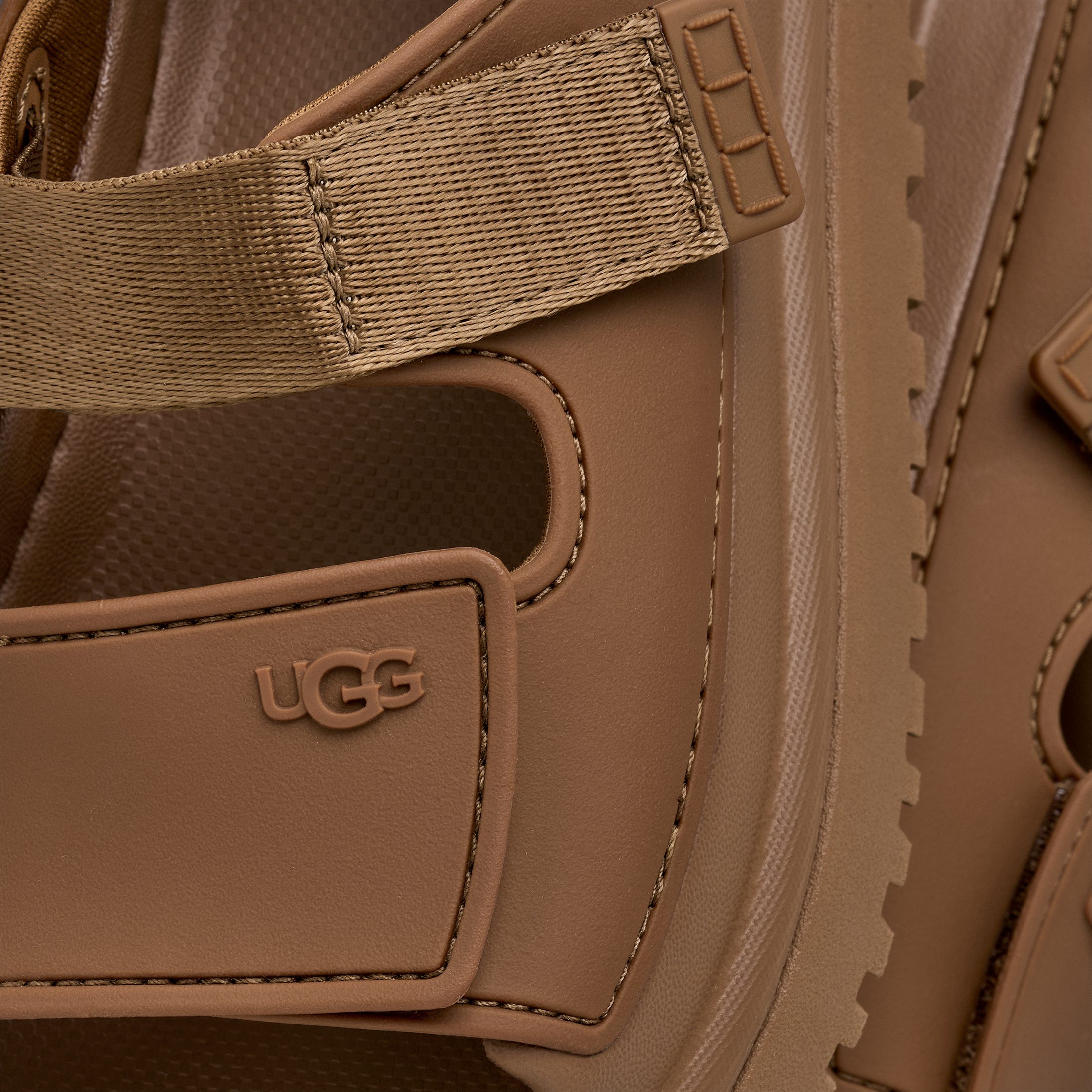 UGG K GOLDENGLOW Badesandale, Sommerschuh, Poolslides, Plateauabsatz, mit Klettverschluss
