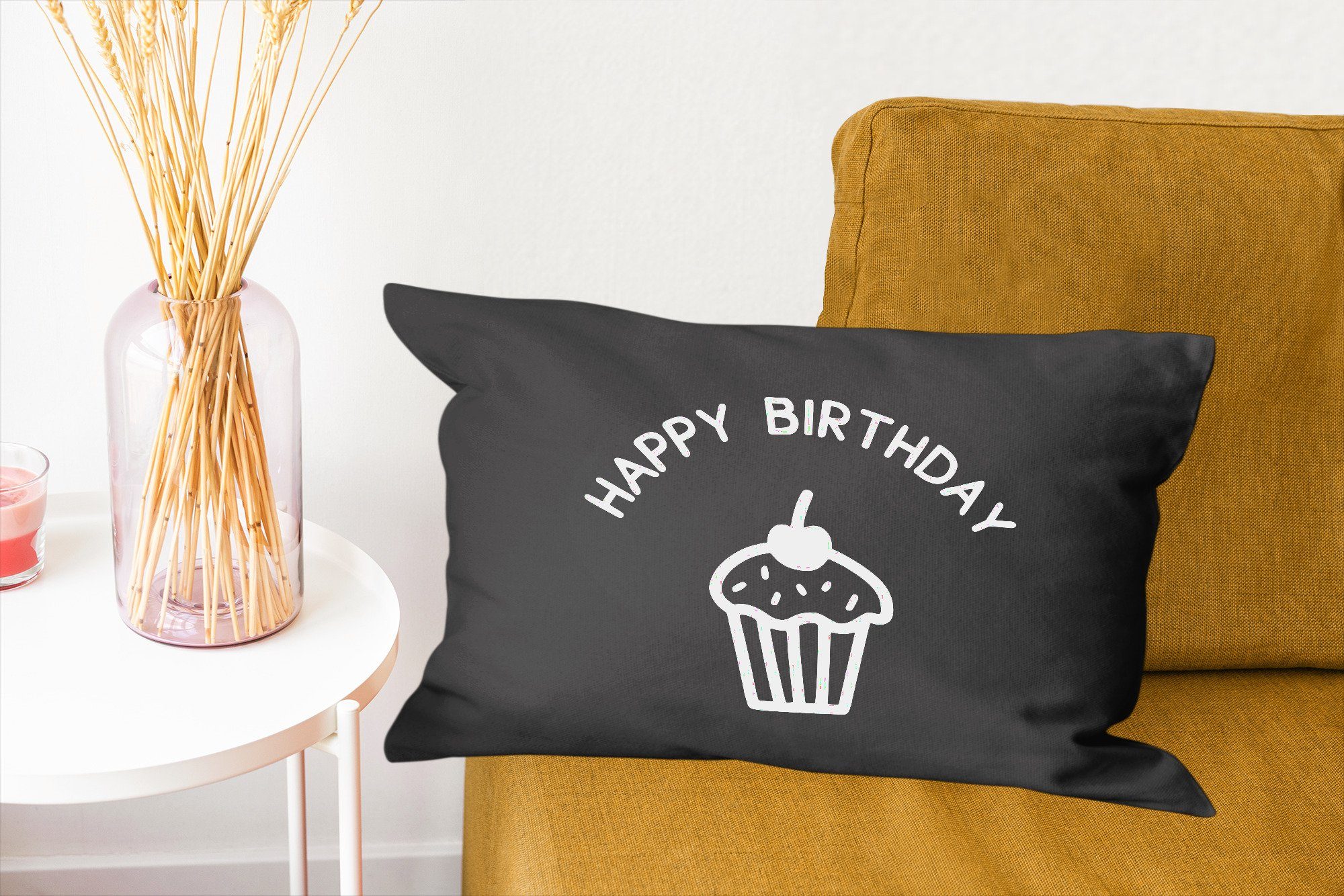 auf MuchoWow schwarzem mit Schlafzimmer Füllung, Hintergrund, Dekokissen Zitat Zierkissen, "Happy einem Cupcake mit Dekokissen Birthday" Dekoration, Wohzimmer