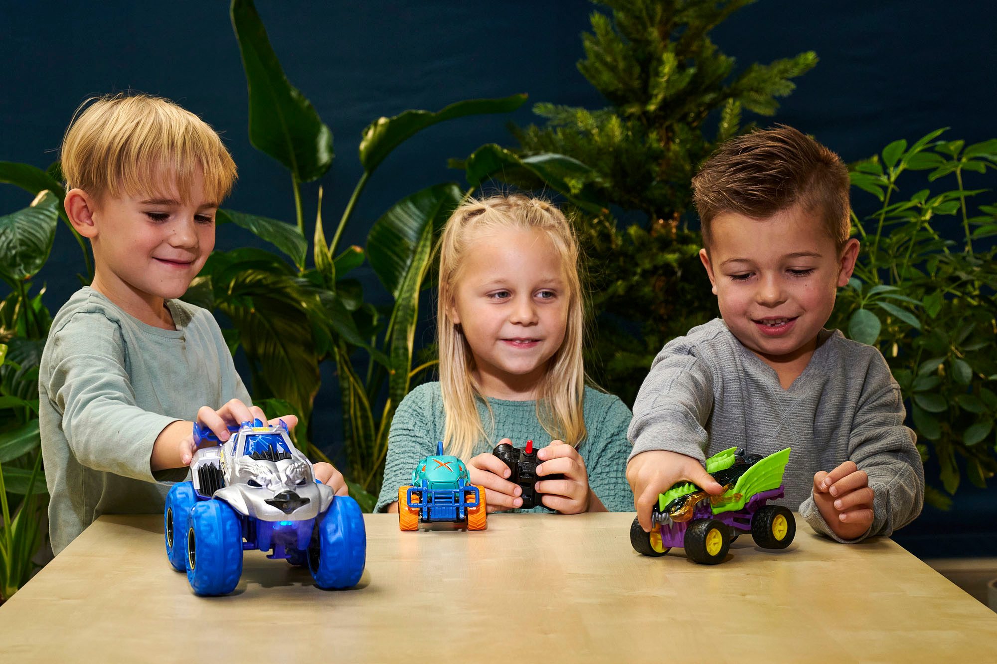 Dickie Toys Spielzeug-Monstertruck Artic Ice Monster, mit Licht und Sound günstig online kaufen